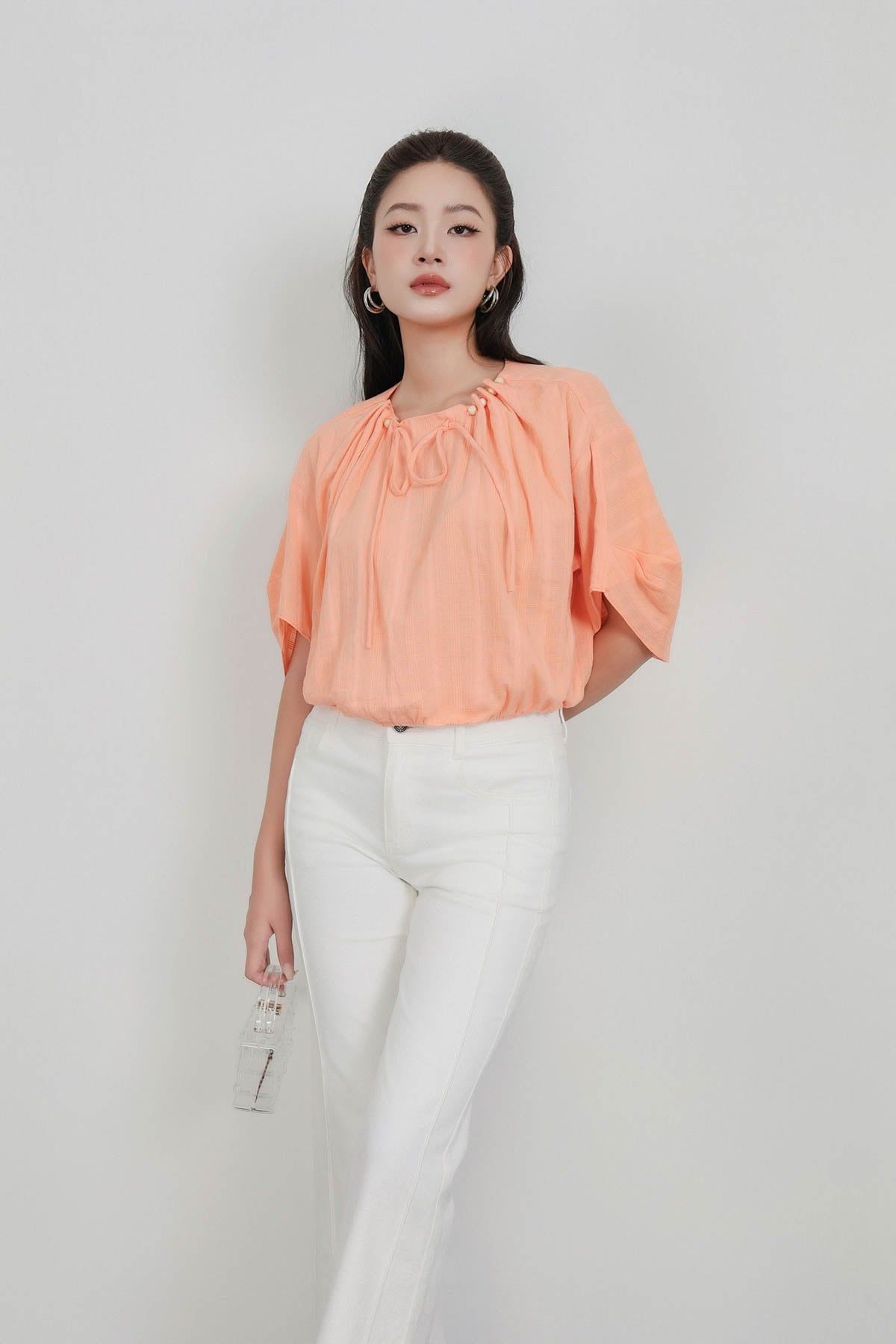 FAS33956 - Áo sơ mi công sở vải thô boi dáng suông cổ tròn đính hạt tay áo nhún phồng tạo kiểu gấu áo bo chun ôm - PANTIO