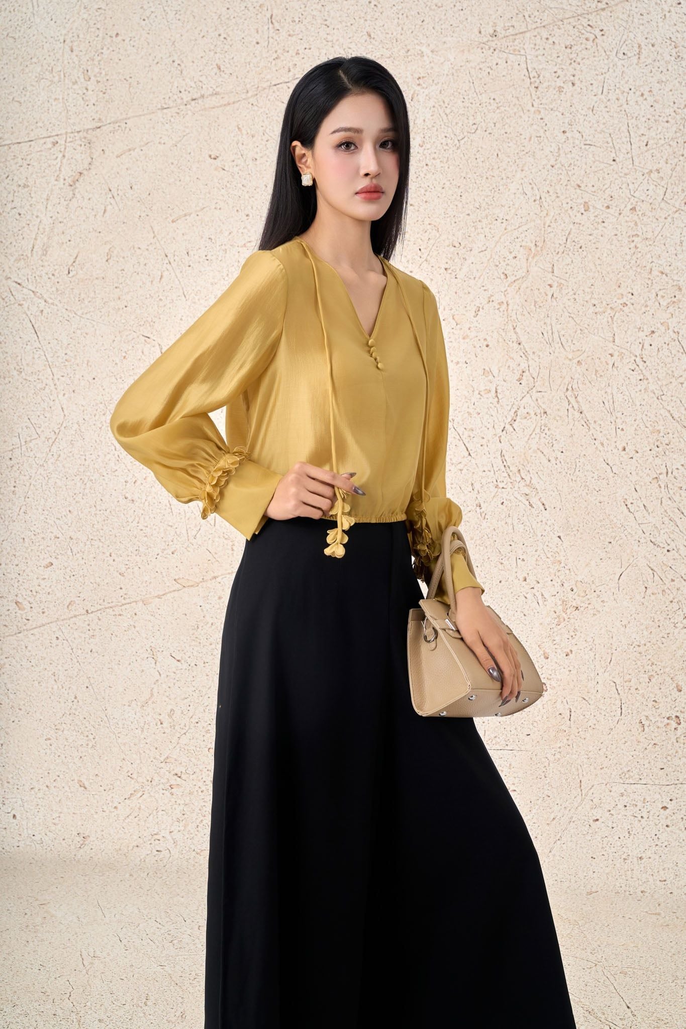 FAS33972 - Áo sơ mi công sở vải tơ dáng suông cổ xẻ V phối dây hoa tạo kiểu tay bồng phối măng séc gấu áo bo chun ôm - PANTIO