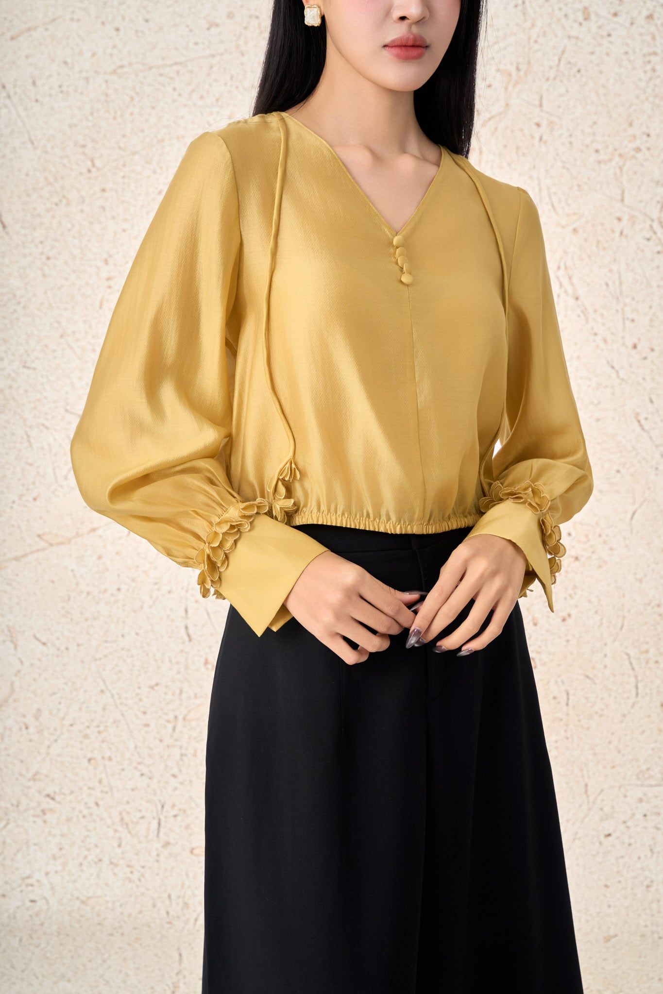 FAS33972 - Áo sơ mi công sở vải tơ dáng suông cổ xẻ V phối dây hoa tạo kiểu tay bồng phối măng séc gấu áo bo chun ôm - PANTIO