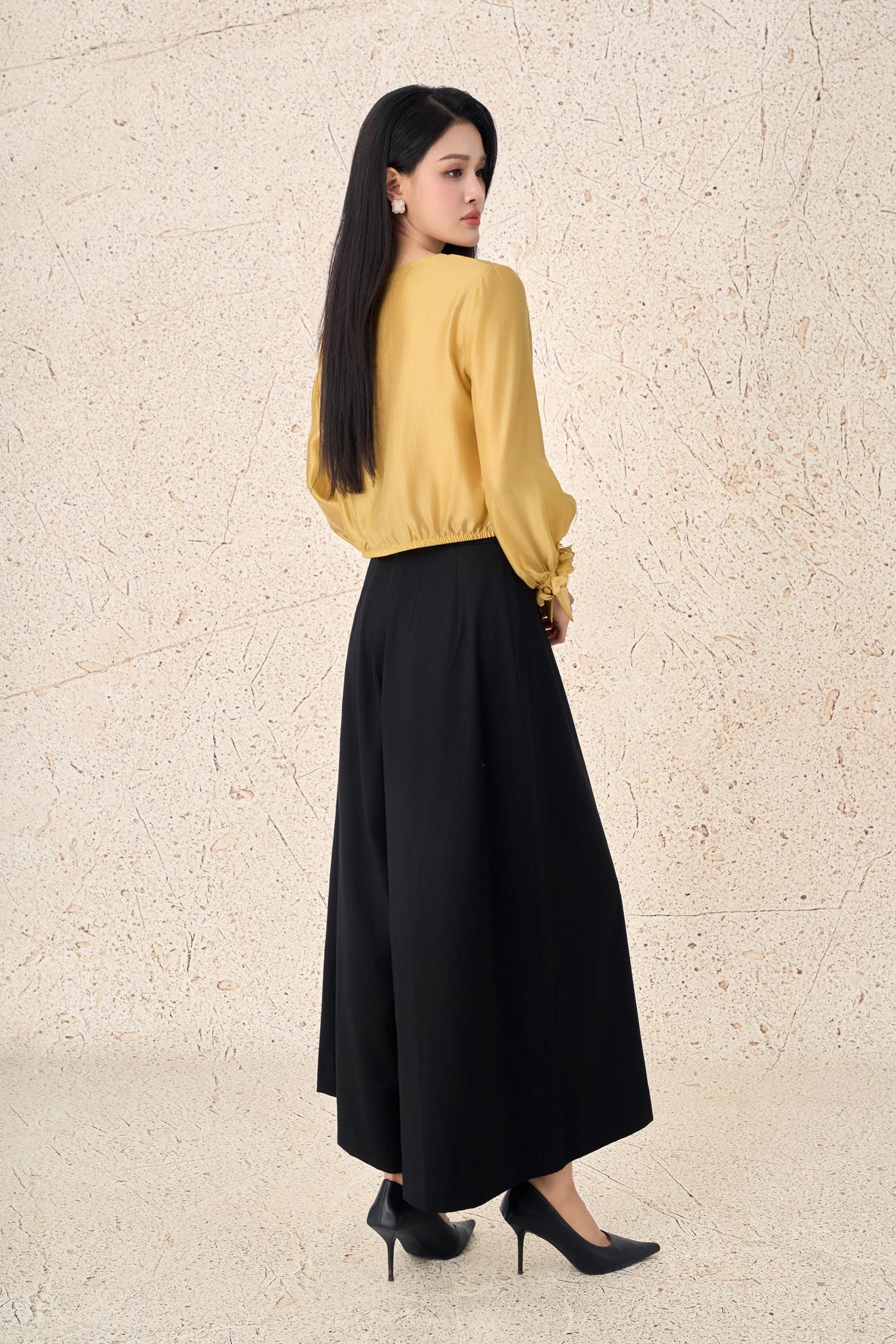 FAS33972 - Áo sơ mi công sở vải tơ dáng suông cổ xẻ V phối dây hoa tạo kiểu tay bồng phối măng séc gấu áo bo chun ôm - PANTIO