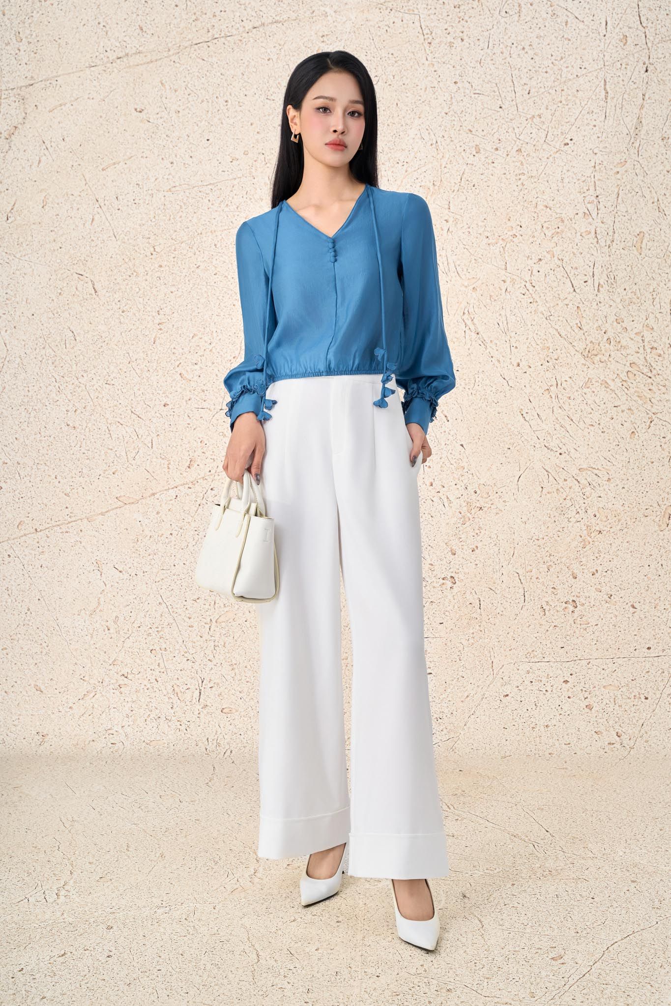 FAS33972 - Áo sơ mi công sở vải tơ dáng suông cổ xẻ V phối dây hoa tạo kiểu tay bồng phối măng séc gấu áo bo chun ôm - PANTIO