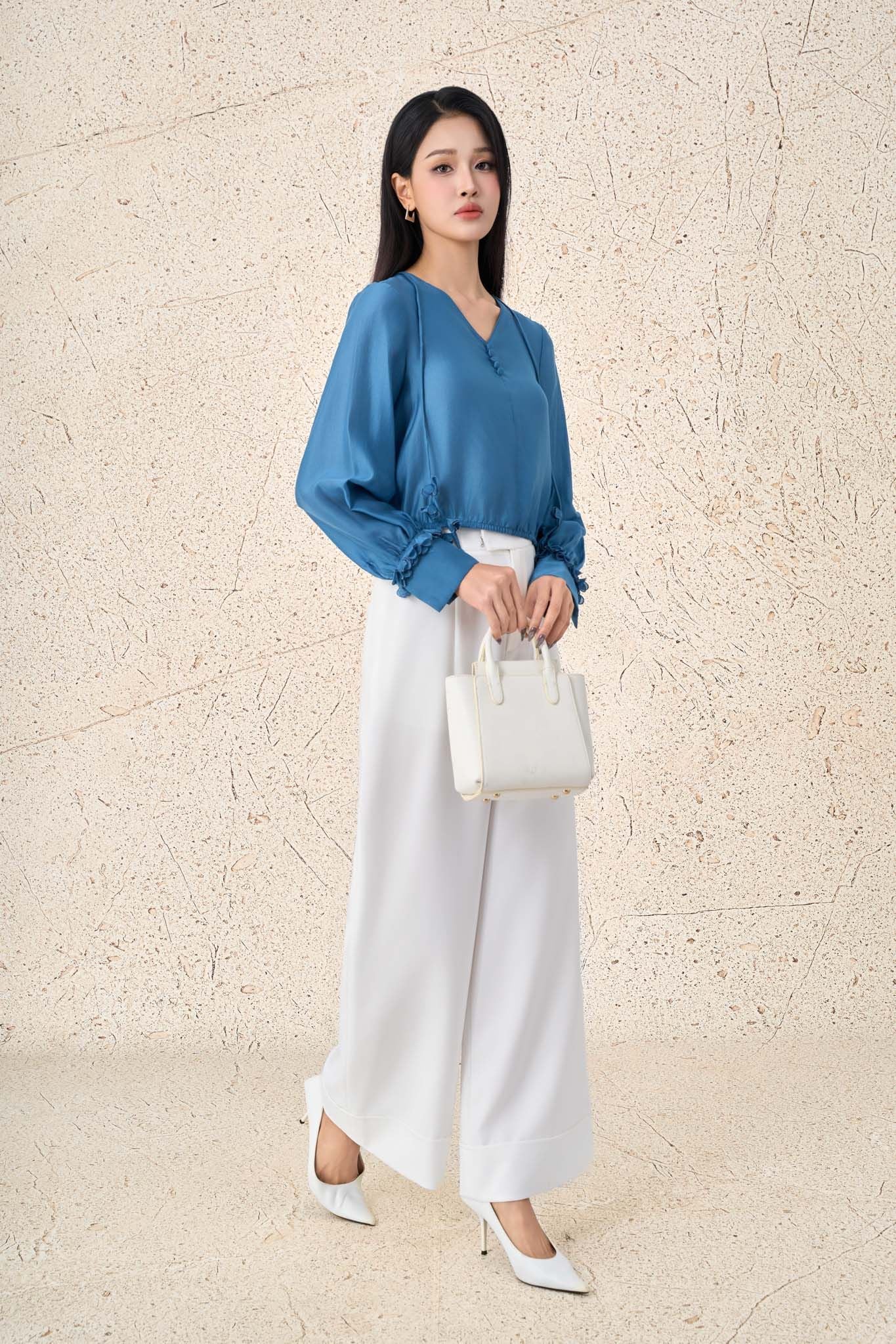 FAS33972 - Áo sơ mi công sở vải tơ dáng suông cổ xẻ V phối dây hoa tạo kiểu tay bồng phối măng séc gấu áo bo chun ôm - PANTIO