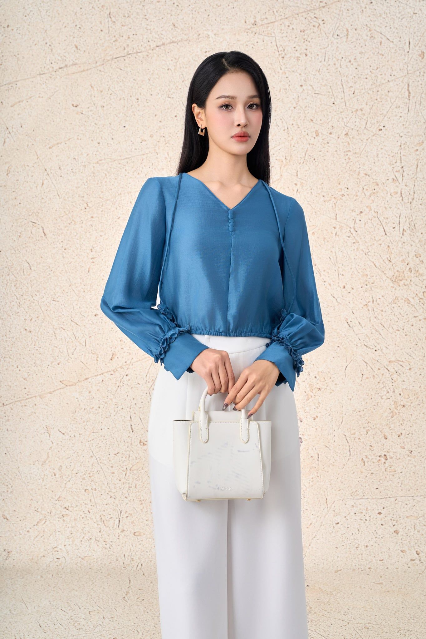 FAS33972 - Áo sơ mi công sở vải tơ dáng suông cổ xẻ V phối dây hoa tạo kiểu tay bồng phối măng séc gấu áo bo chun ôm - PANTIO