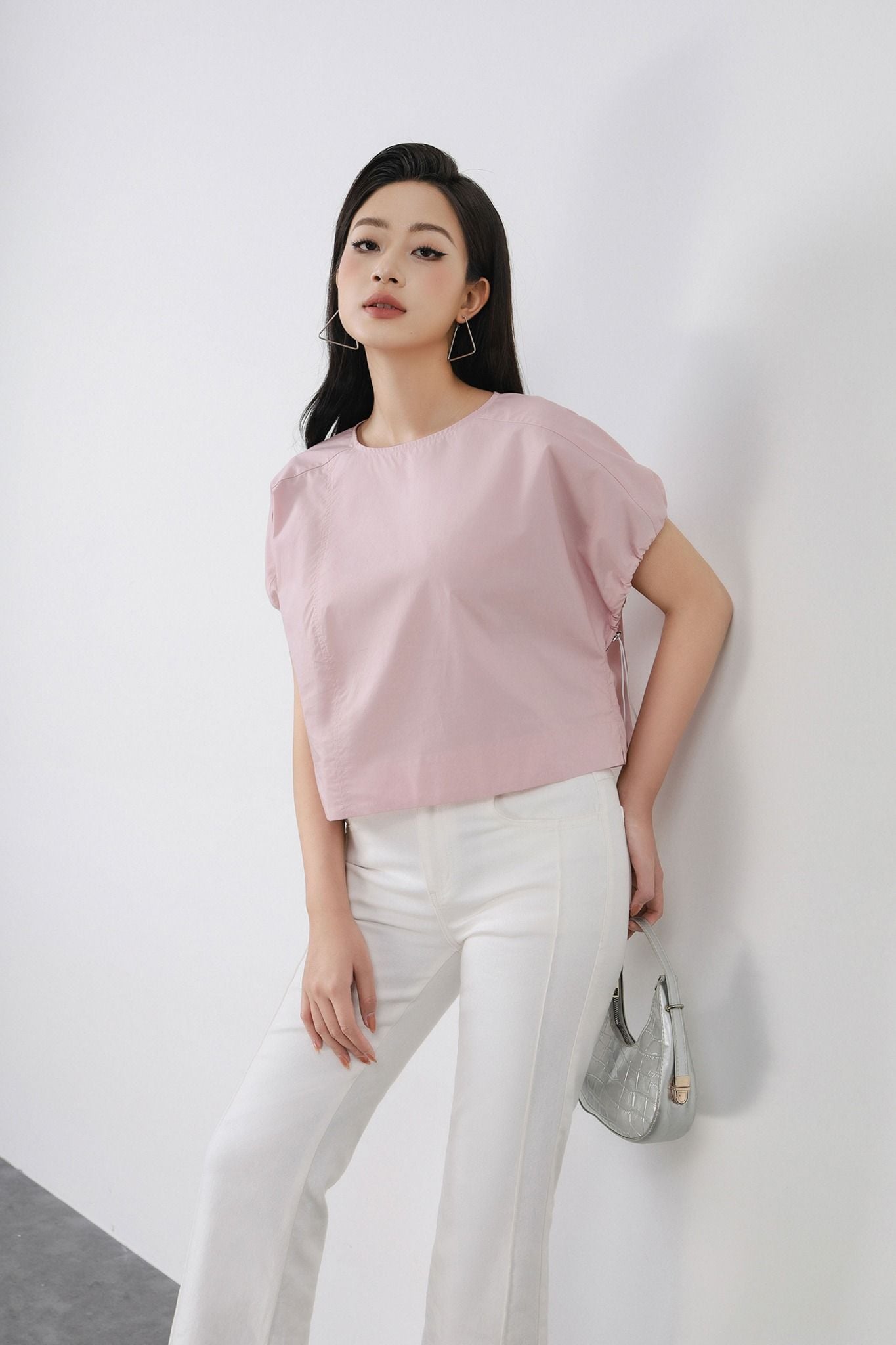 FAS33998 - Áo sơ mi kiểu công sở vải thô kate dáng croptop cổ tròn tay rộng bo chun rút tạo kiểu - PANTIO