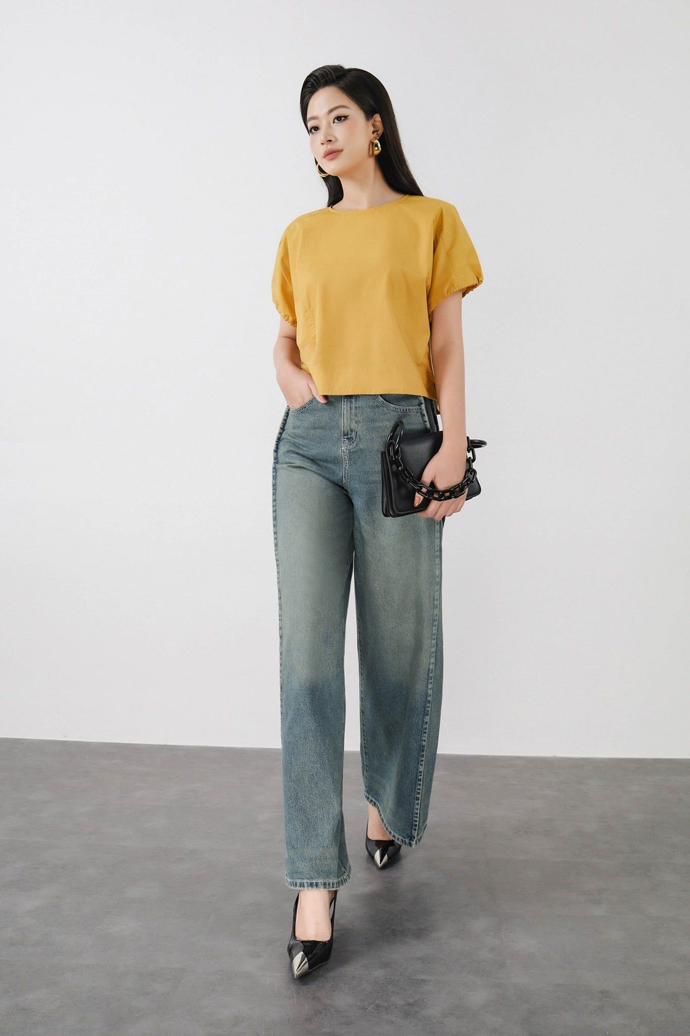 FAS33998 - Áo sơ mi kiểu công sở vải thô kate dáng croptop cổ tròn tay rộng bo chun rút tạo kiểu - PANTIO