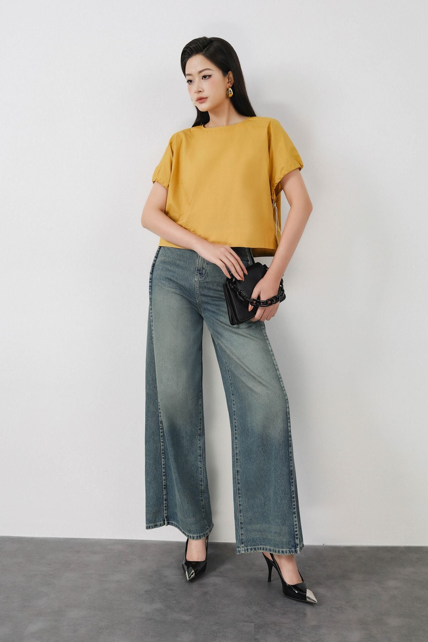 FAS33998 - Áo sơ mi kiểu công sở vải thô kate dáng croptop cổ tròn tay rộng bo chun rút tạo kiểu - PANTIO