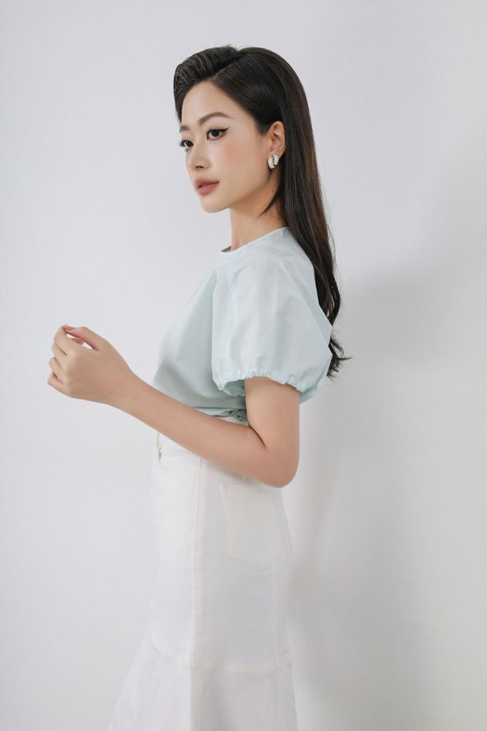 FAS33998 - Áo sơ mi kiểu công sở vải thô kate dáng croptop cổ tròn tay rộng bo chun rút tạo kiểu - PANTIO