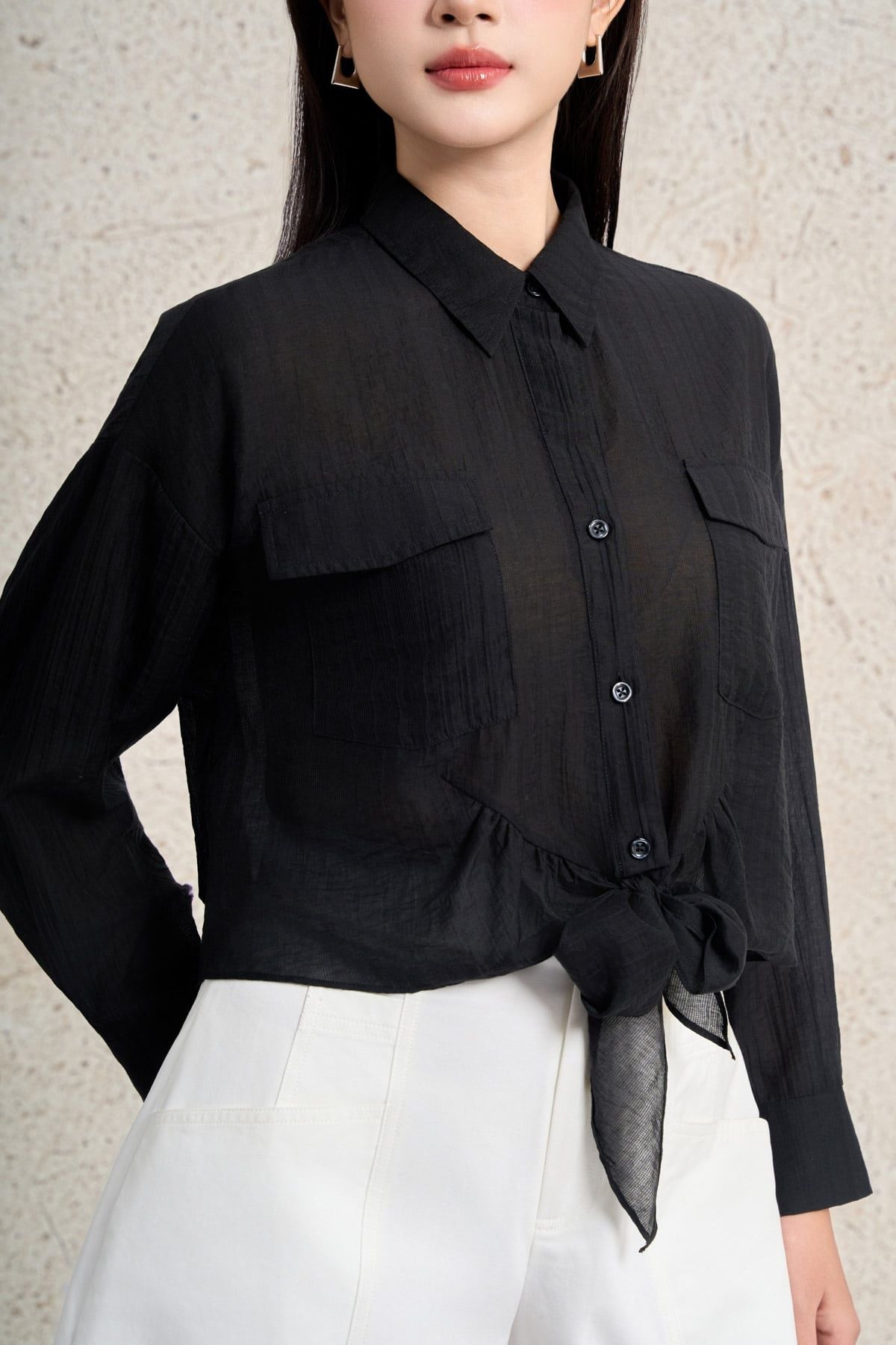 FAS34012 - Áo sơ mi công sở vải tơ dáng suông cổ đức tay dài phối măng sec ngực áo có túi gấu áo phối vạt thắt tạo kiểu - PANTIO