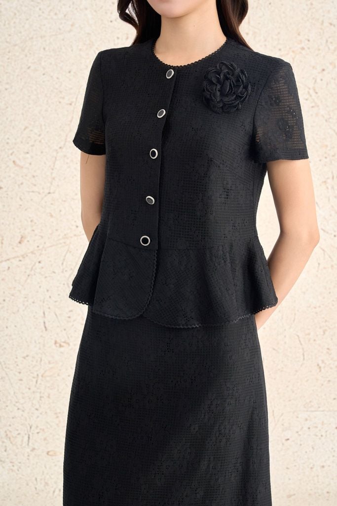 FAS34018 - Áo sơ mi kiểu công sở vải ren lưới dáng ôm cổ tròn tay cộc thân áo đính khuy kim loại gấu áo phối viền bèo thời trang kèm hoa cài - PANTIO