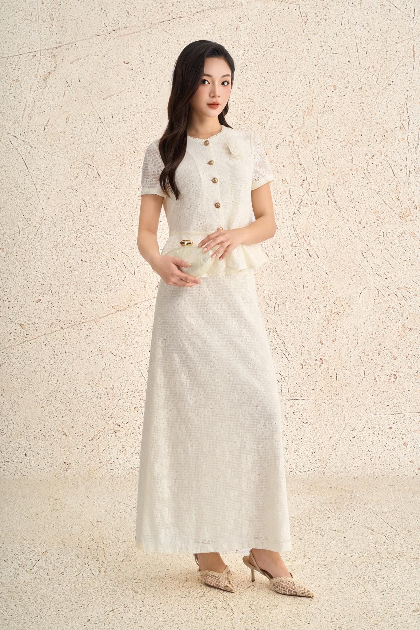 FAS34018 - Áo sơ mi kiểu công sở vải ren lưới dáng ôm cổ tròn tay cộc thân áo đính khuy kim loại gấu áo phối viền bèo thời trang kèm hoa cài - PANTIO