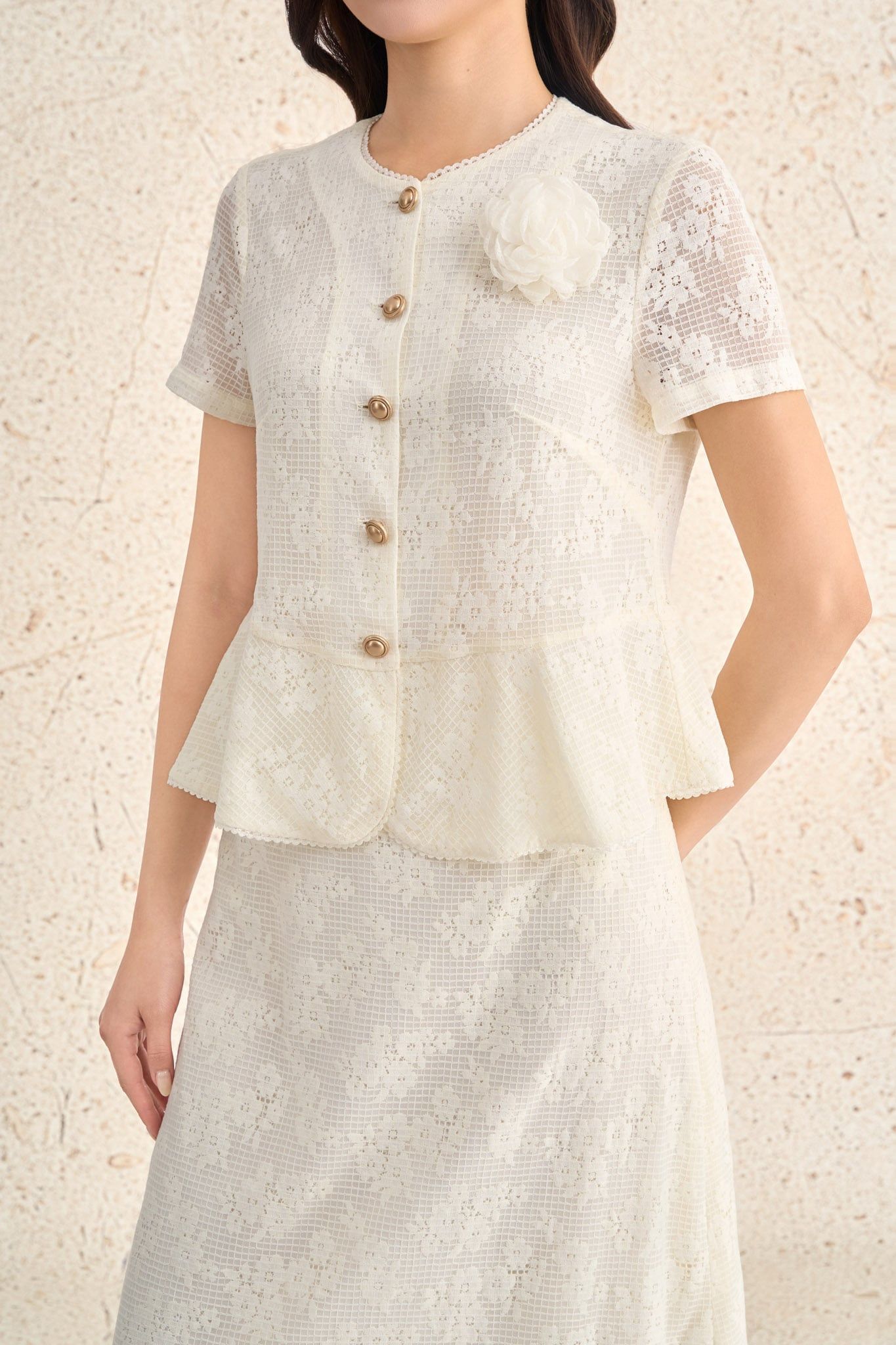 FAS34018 - Áo sơ mi kiểu công sở vải ren lưới dáng ôm cổ tròn tay cộc thân áo đính khuy kim loại gấu áo phối viền bèo thời trang kèm hoa cài - PANTIO