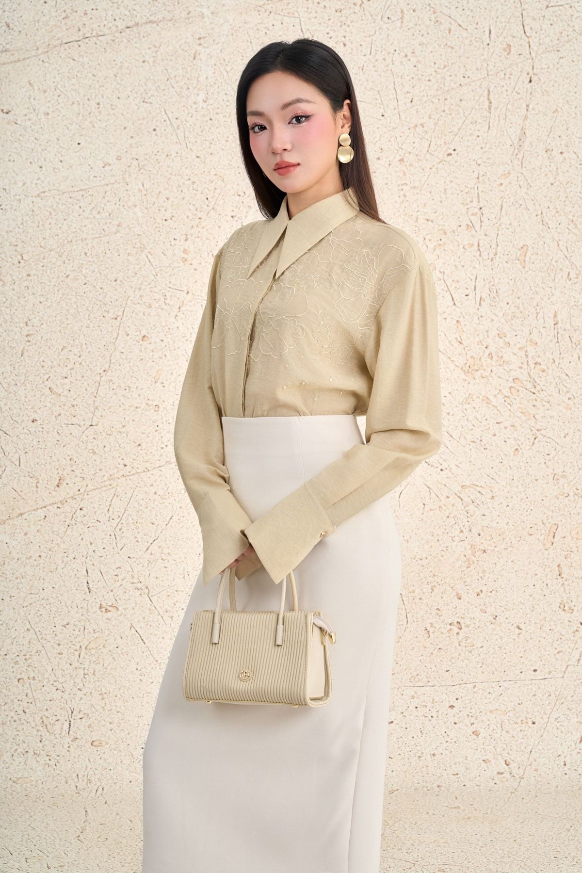 FAS34023 - Áo sơ mi công sở vải tơ dáng suông cổ đức tay dài phối măng séc cài khuy trước - PANTIO