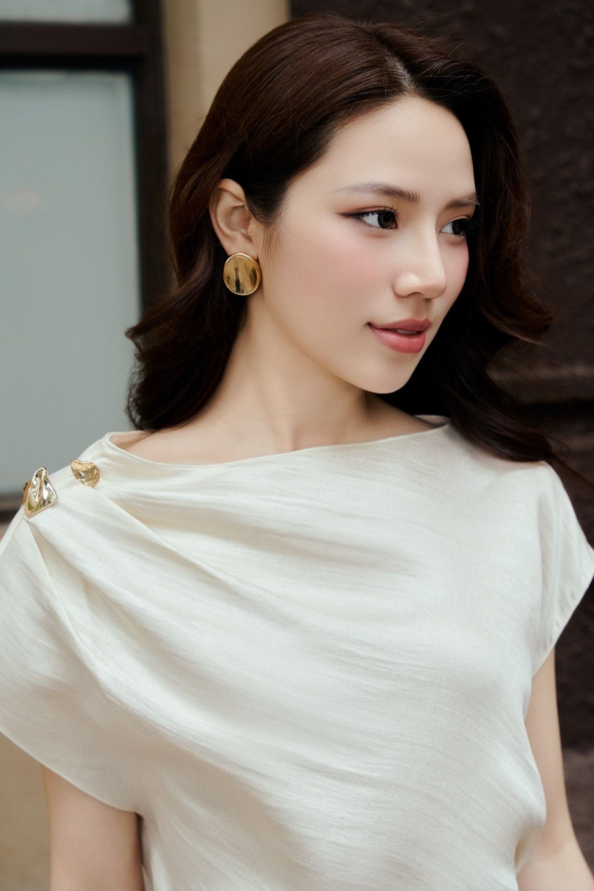 FAS34031 - Áo sơ mi công sở vải tơ dáng suông cổ lệch tạo kiểu tay chờm vai đính đá thời trang - PANTIO