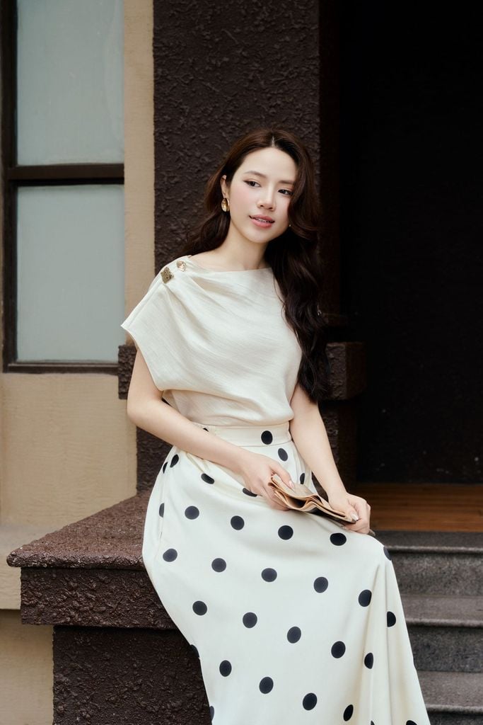 FAS34031 - Áo sơ mi công sở vải tơ dáng suông cổ lệch tạo kiểu tay chờm vai đính đá thời trang - PANTIO