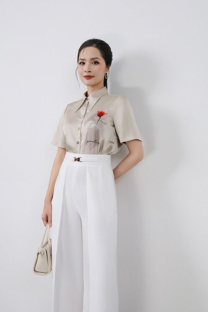 FAS34032 - Áo sơ mi công sở vải lụa satin dáng suông cổ đức tay cộc thân áo in hoa tiết thời trang cài khuy trước - PANTIO