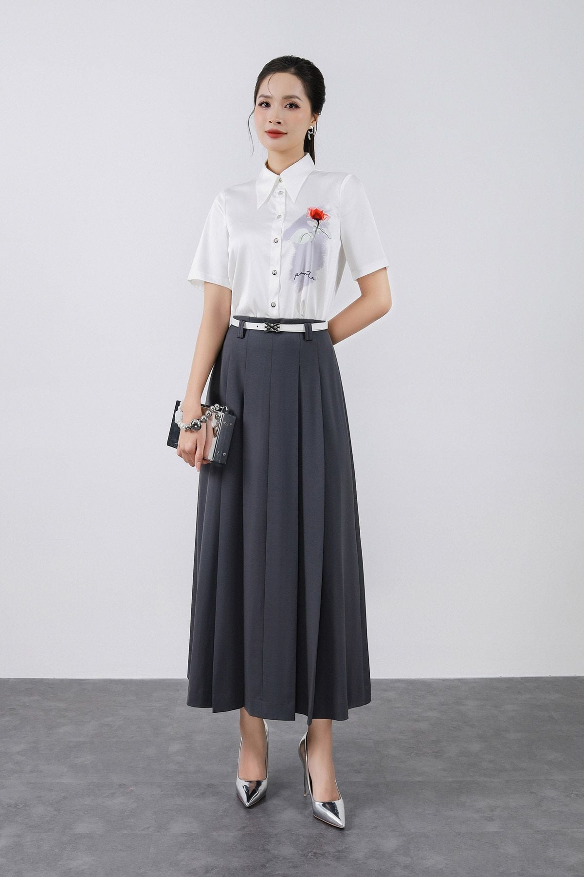 FAS34032 - Áo sơ mi công sở vải lụa satin dáng suông cổ đức tay cộc thân áo in hoa tiết thời trang cài khuy trước - PANTIO