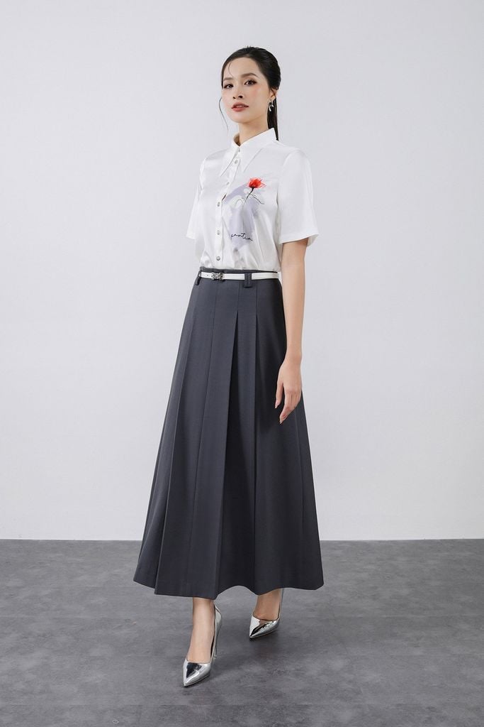 FAS34032 - Áo sơ mi công sở vải lụa satin dáng suông cổ đức tay cộc thân áo in hoa tiết thời trang cài khuy trước - PANTIO