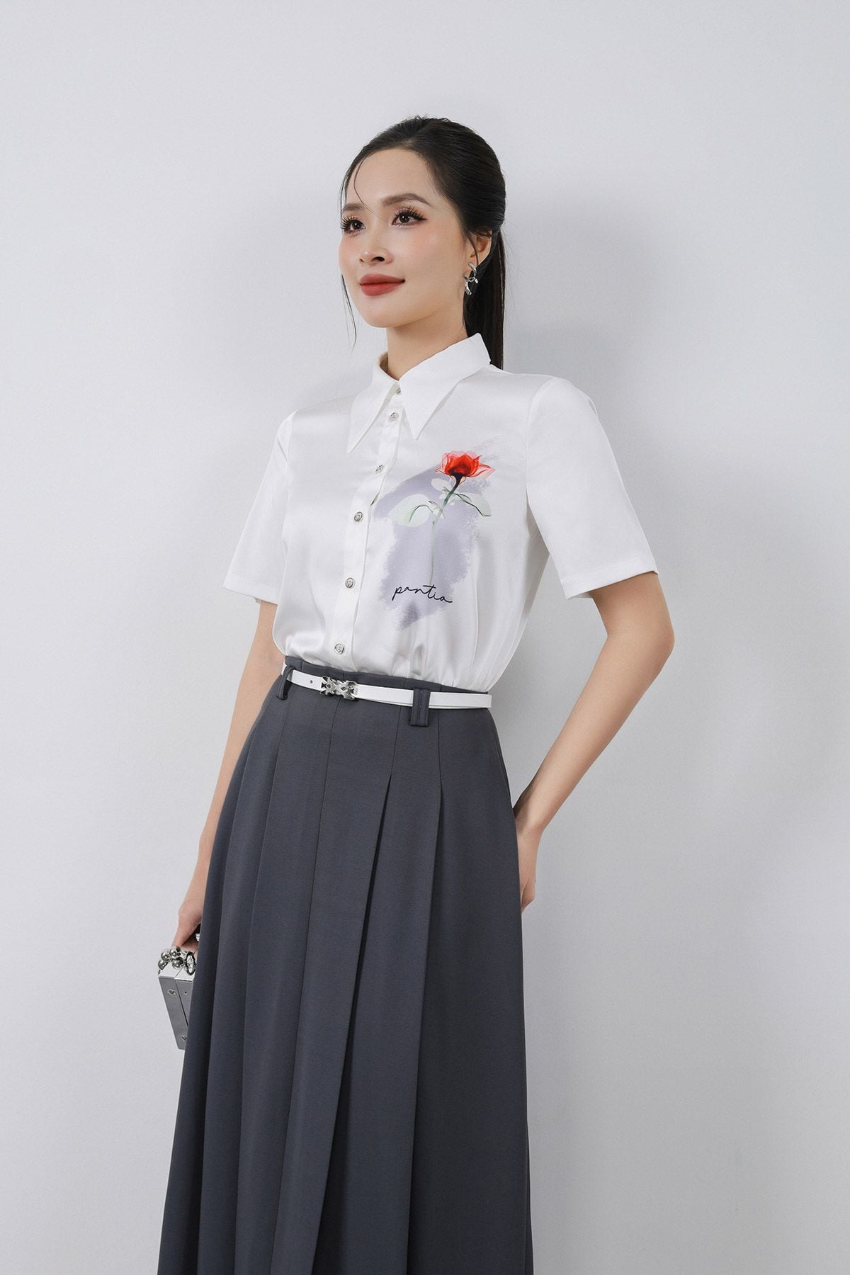 FAS34032 - Áo sơ mi công sở vải lụa satin dáng suông cổ đức tay cộc thân áo in hoa tiết thời trang cài khuy trước - PANTIO