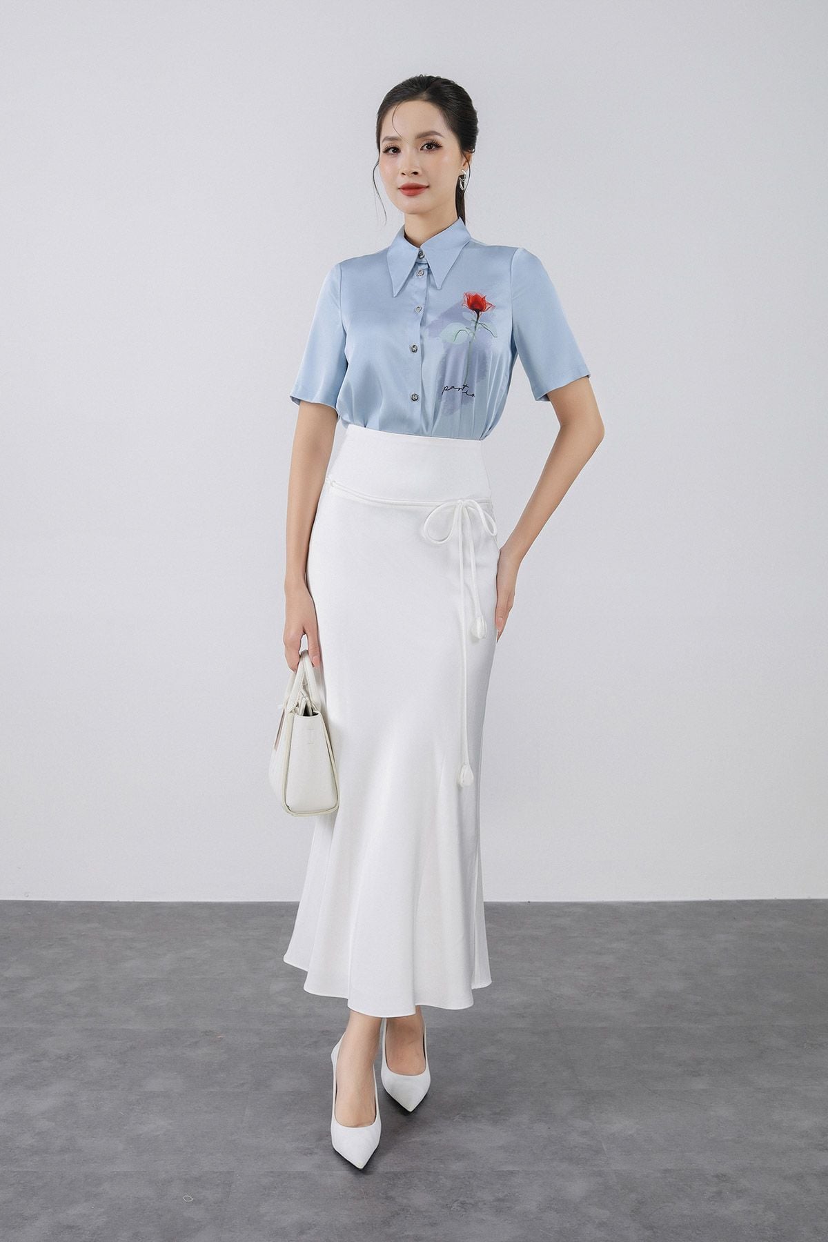 FAS34032 - Áo sơ mi công sở vải lụa satin dáng suông cổ đức tay cộc thân áo in hoa tiết thời trang cài khuy trước - PANTIO