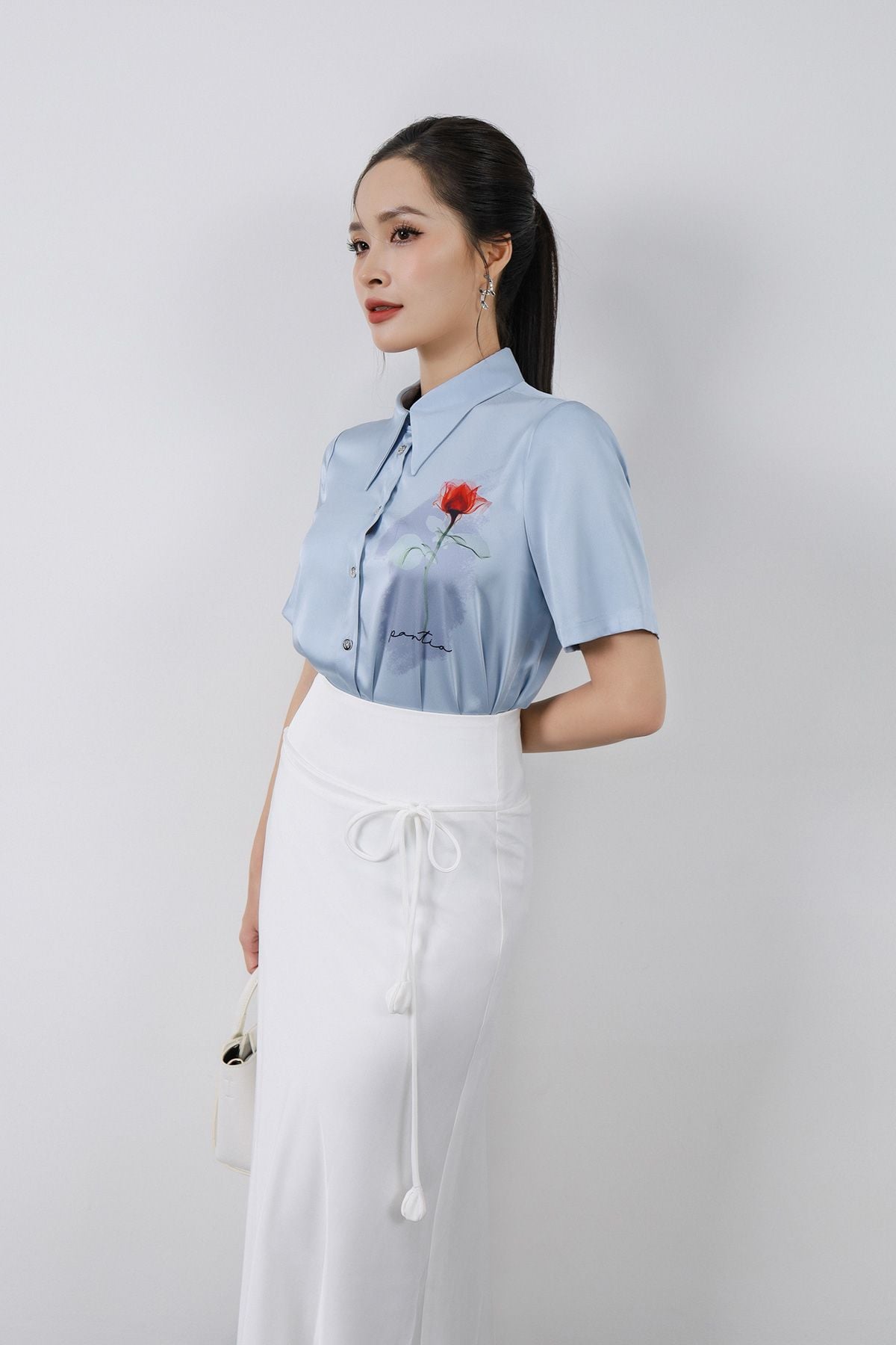 FAS34032 - Áo sơ mi công sở vải lụa satin dáng suông cổ đức tay cộc thân áo in hoa tiết thời trang cài khuy trước - PANTIO