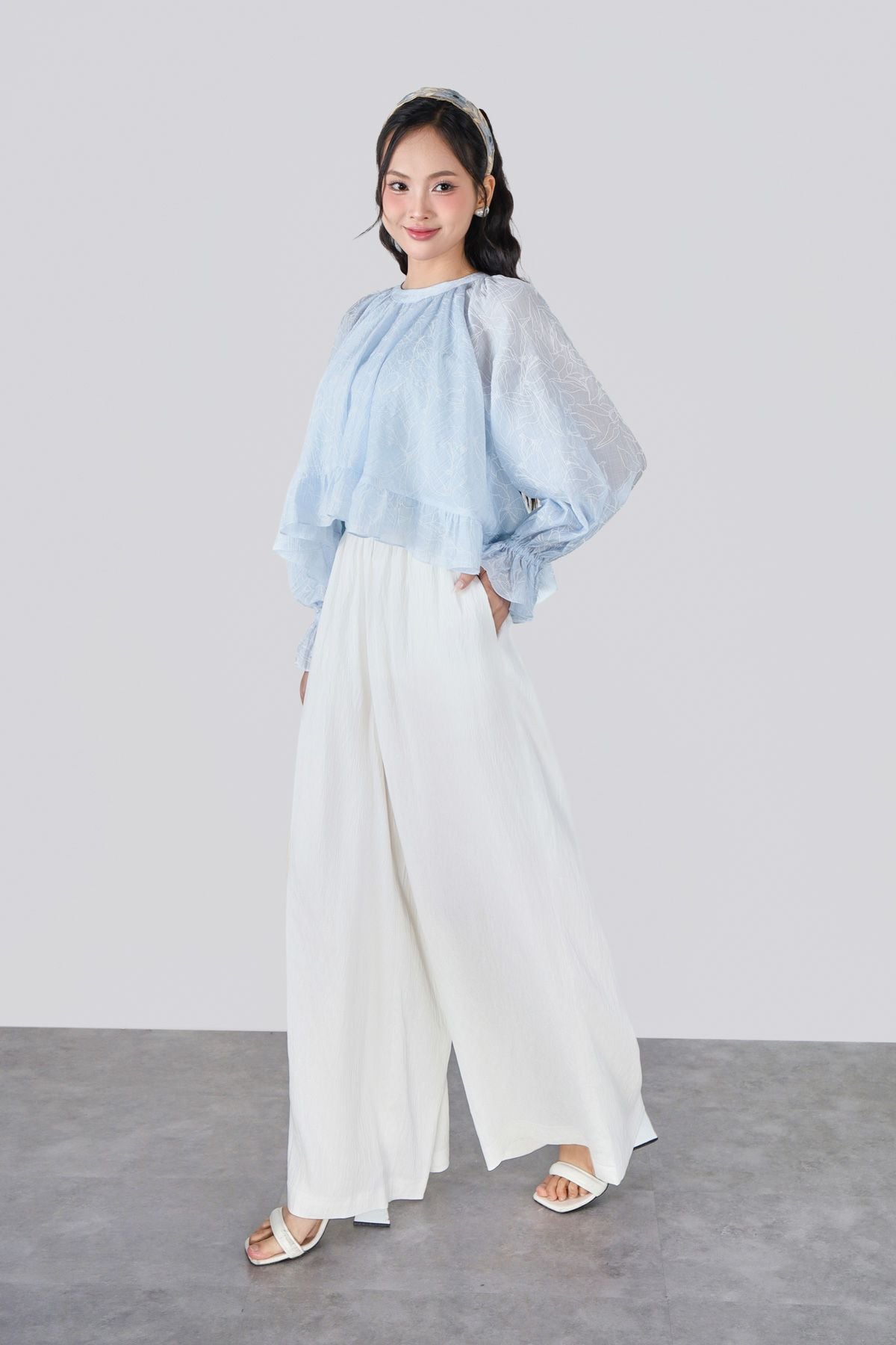 FAS34063 - Áo sơ mi vải tơ nhăn dáng suông cổ tròn tay dài bo chun tay gấu áo phối viền bèo tạo kiểu - JAN.