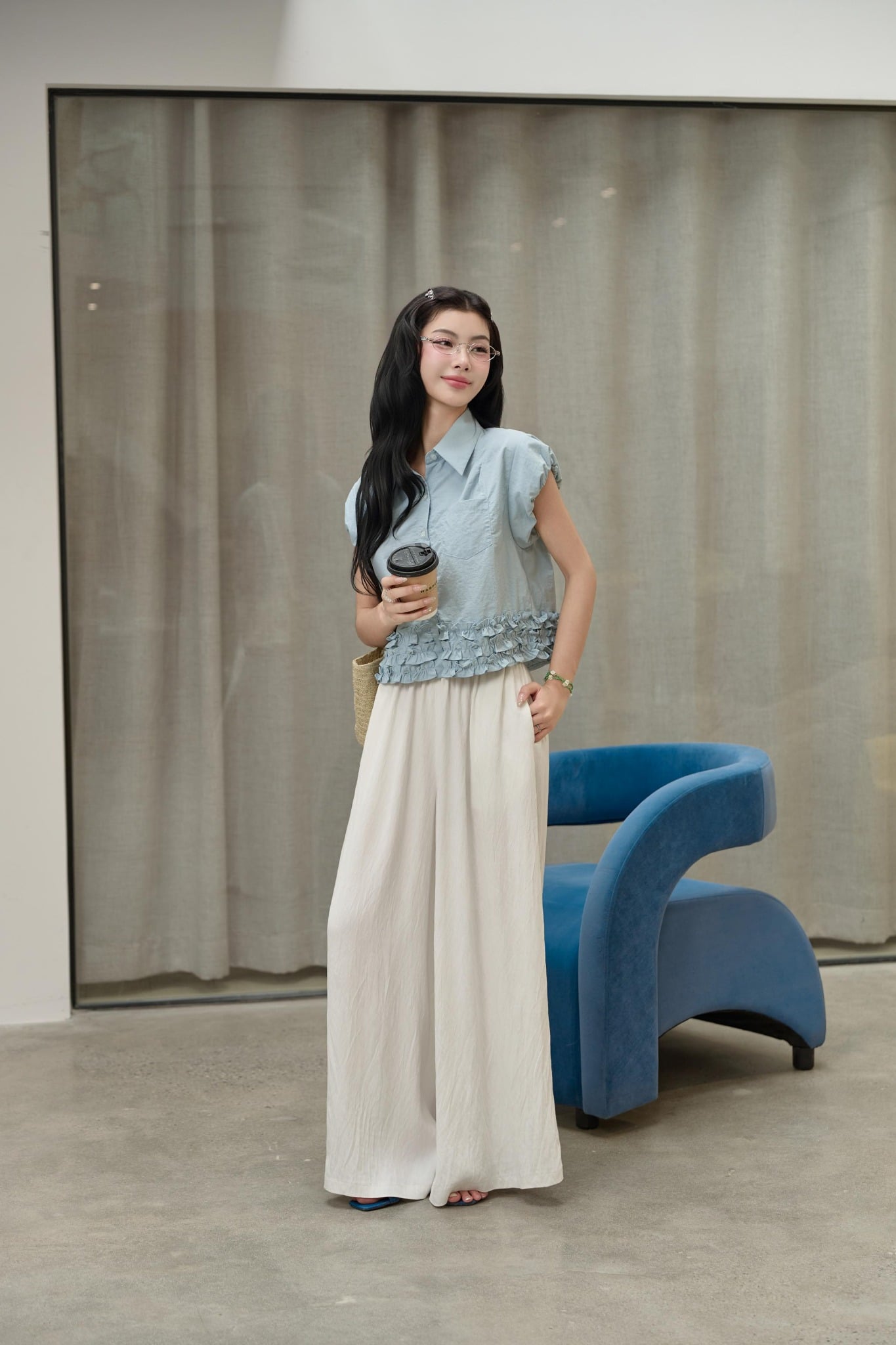 FAS34066 - Áo sơ mi vải thô dáng croptop cổ đức vai chờm gấu áo phối viền bèo tạo kiểu cài khuy trước - JAN.