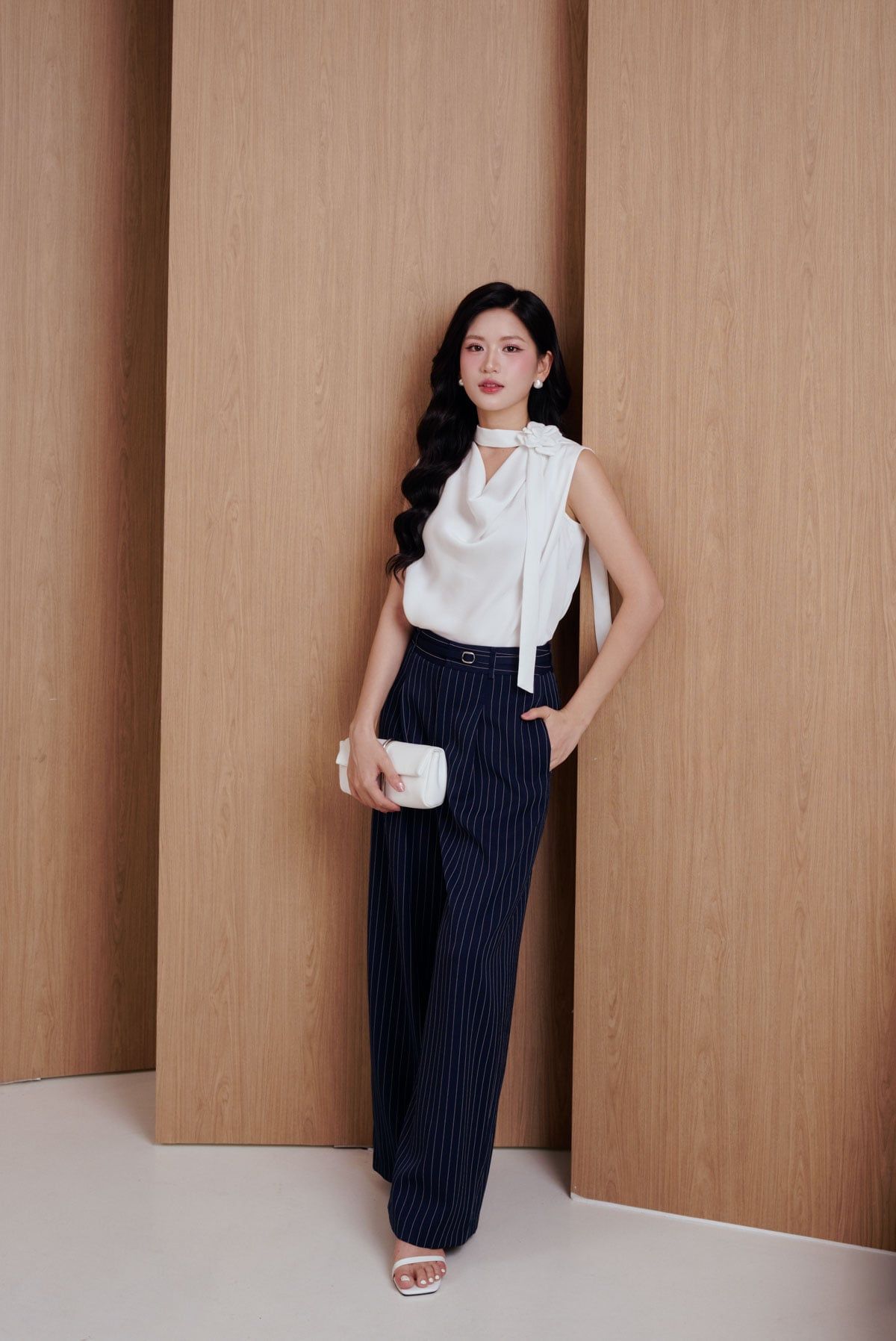 FAS34119 - Áo sơ mi công sở vải lụa dày dáng suông cổ đổ phối dây thắt tạo kiểu kèm hoa cài thời trang - PANTIO