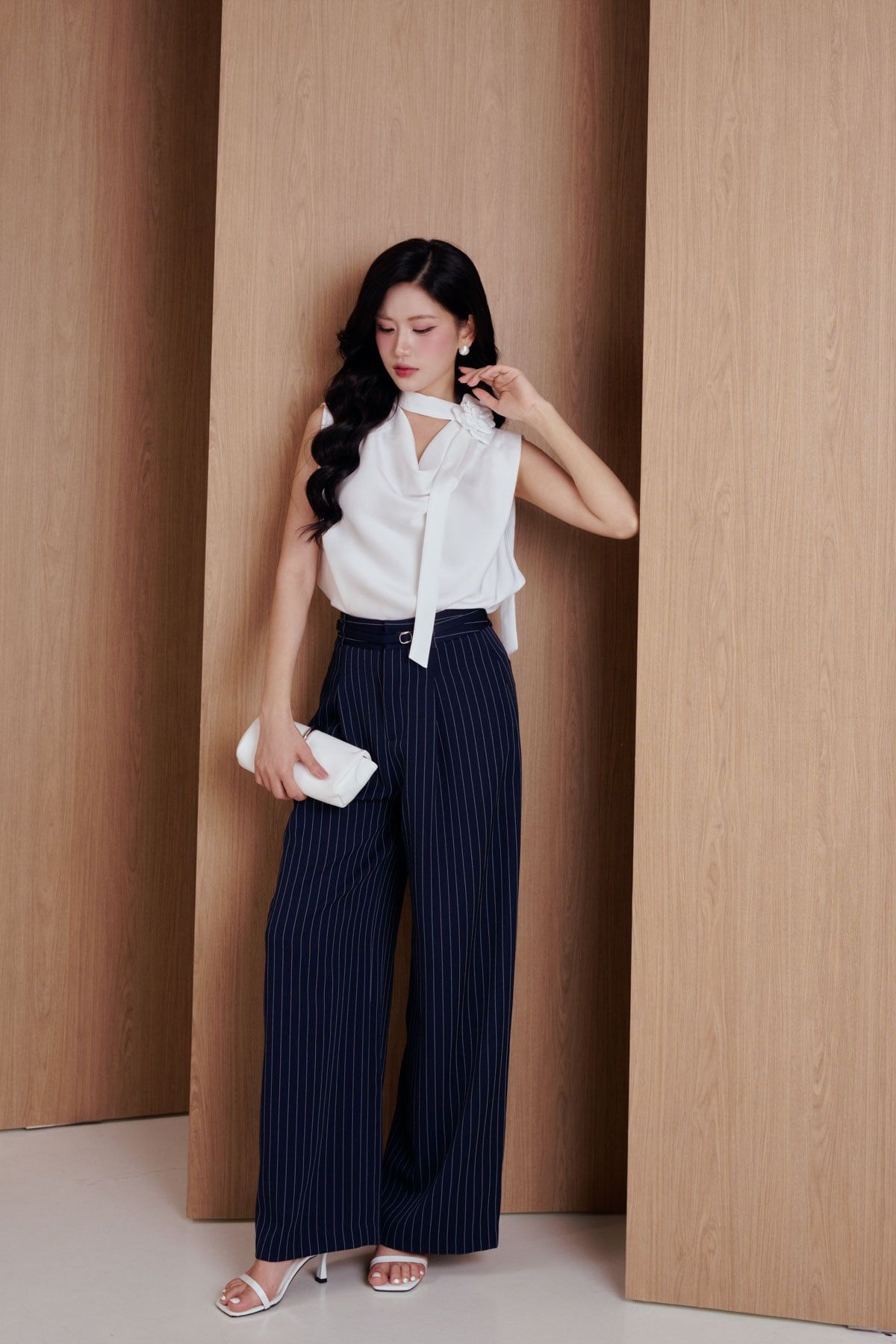 FAS34119 - Áo sơ mi công sở vải lụa dày dáng suông cổ đổ phối dây thắt tạo kiểu kèm hoa cài thời trang - PANTIO
