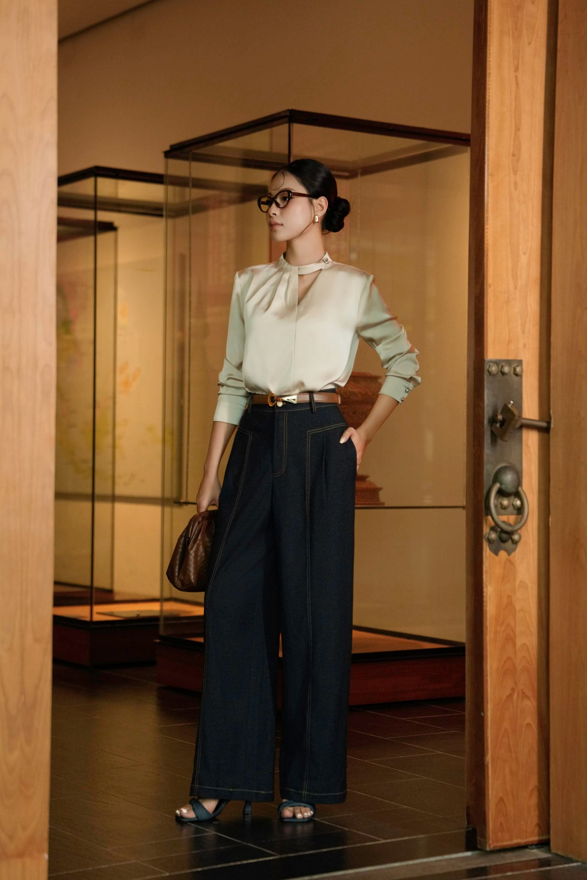 FAS34211 - Áo sơ mi công sở vải lụa cát dáng suông cổ tròn cut out tạo kiểu tay dài phối măng sec - PANTIO