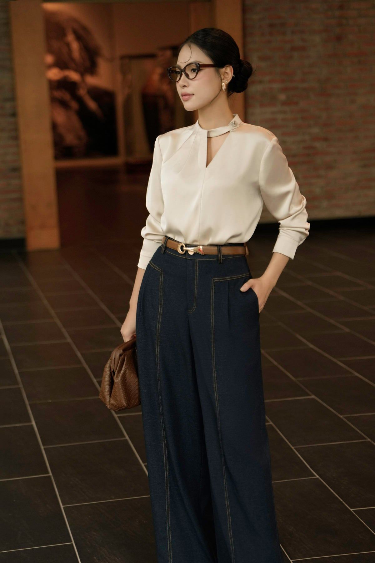 FAS34211 - Áo sơ mi công sở vải lụa cát dáng suông cổ tròn cut out tạo kiểu tay dài phối măng sec - PANTIO
