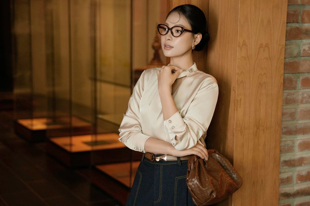 FAS34211 - Áo sơ mi công sở vải lụa cát dáng suông cổ tròn cut out tạo kiểu tay dài phối măng sec - PANTIO