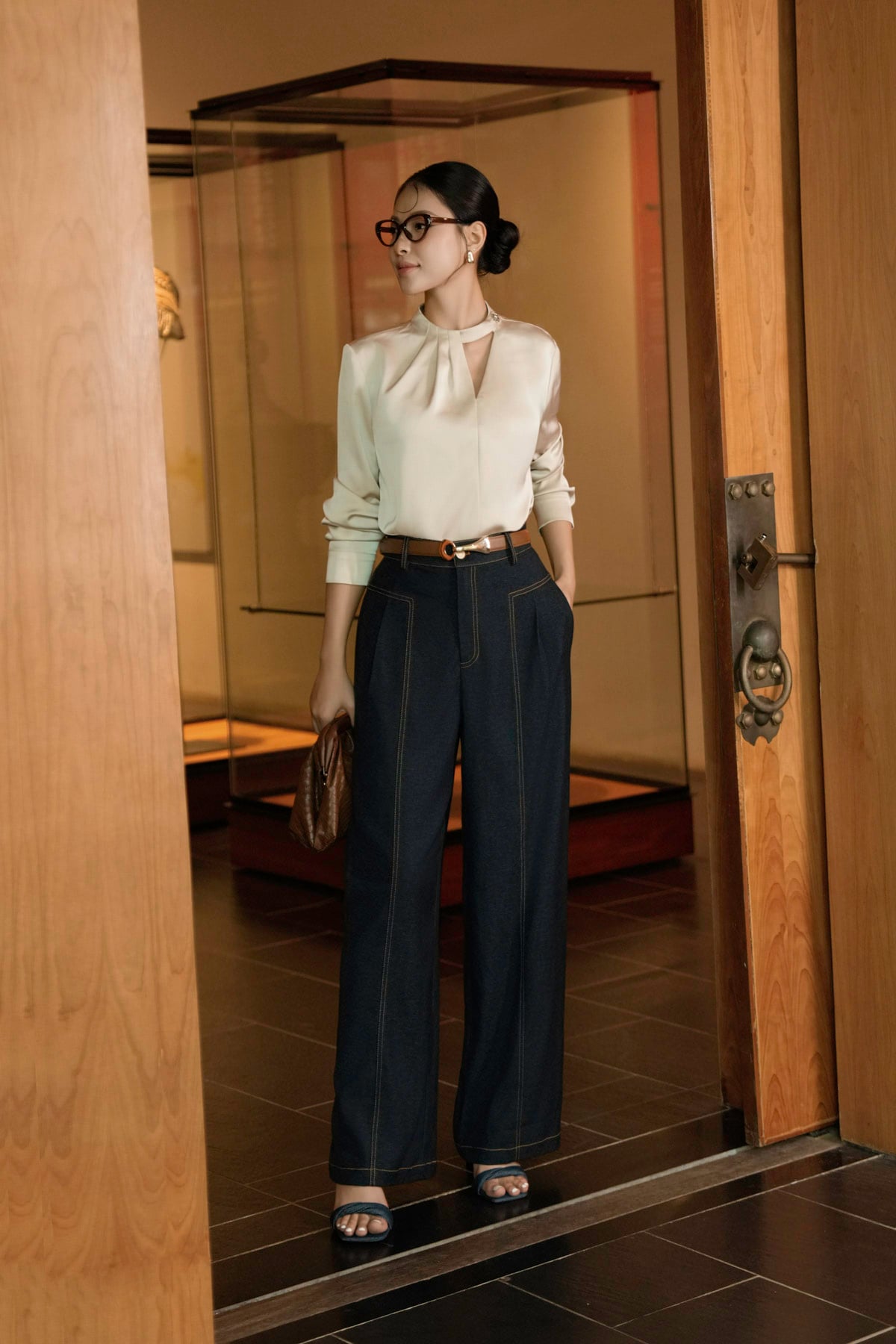 FAS34211 - Áo sơ mi công sở vải lụa cát dáng suông cổ tròn cut out tạo kiểu tay dài phối măng sec - PANTIO
