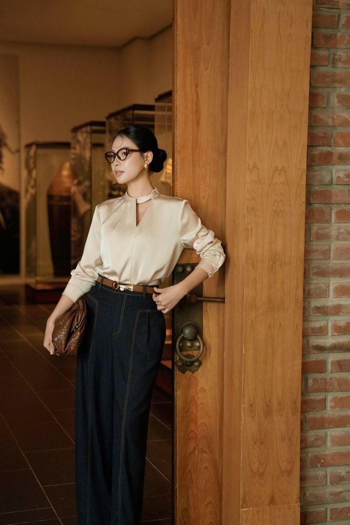 FAS34211 - Áo sơ mi công sở vải lụa cát dáng suông cổ tròn cut out tạo kiểu tay dài phối măng sec - PANTIO