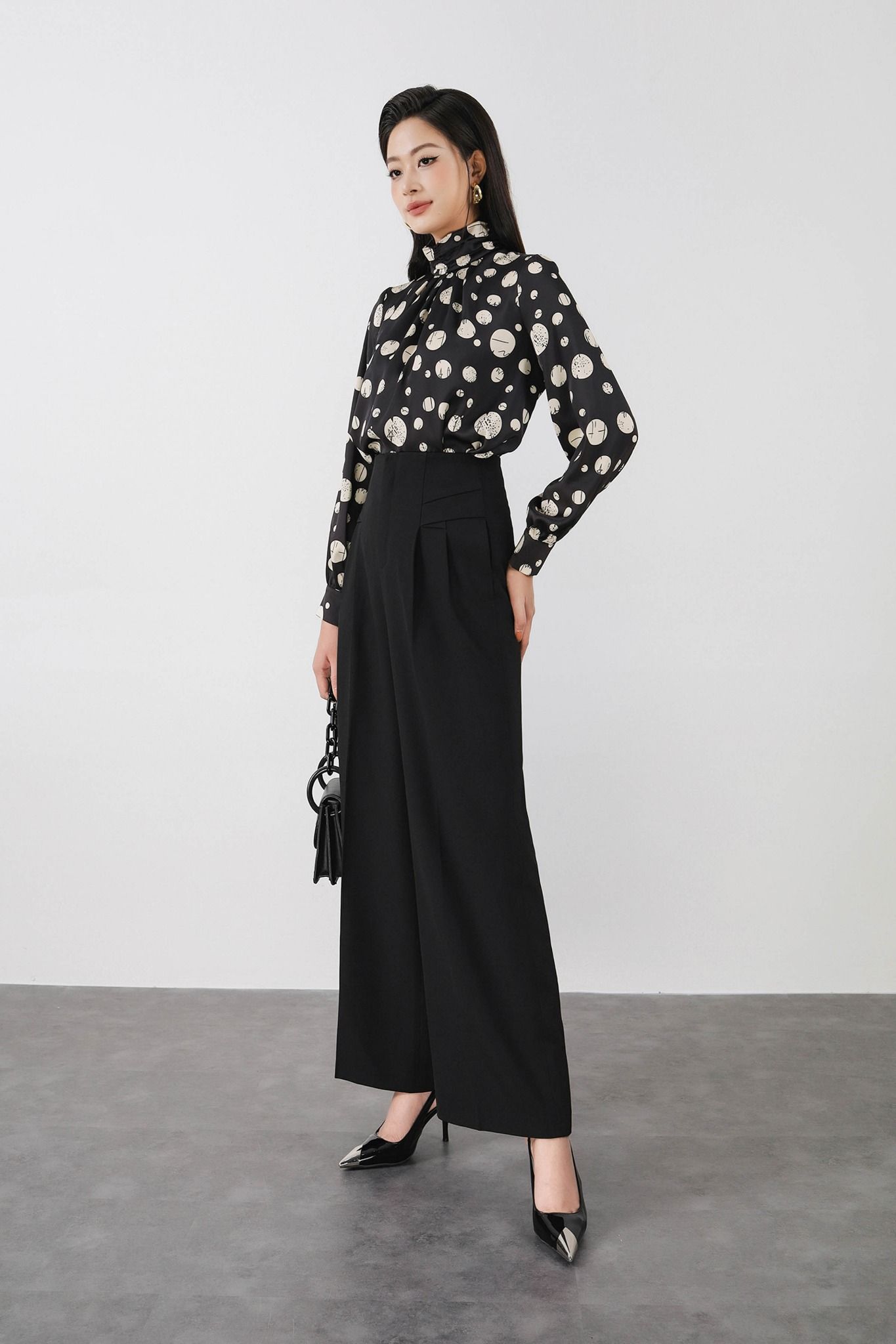 FAS53629 - Áo kiểu công sở vải lụa dáng suông cổ cao nhún tay rộng ống suông - PANTIO