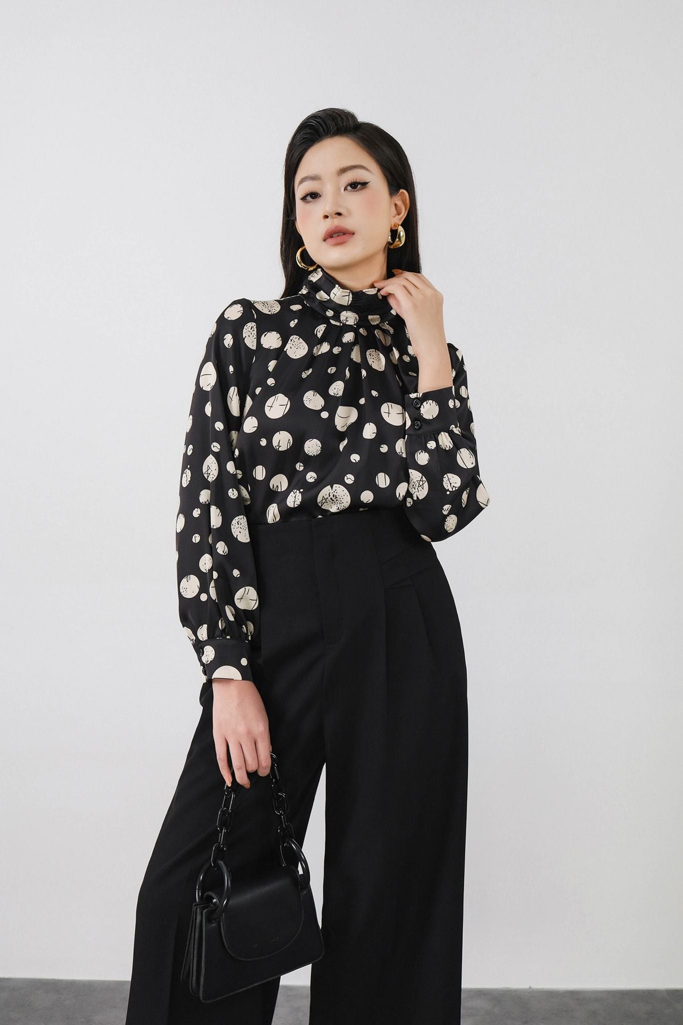 FAS53629 - Áo kiểu công sở vải lụa dáng suông cổ cao nhún tay rộng ống suông - PANTIO