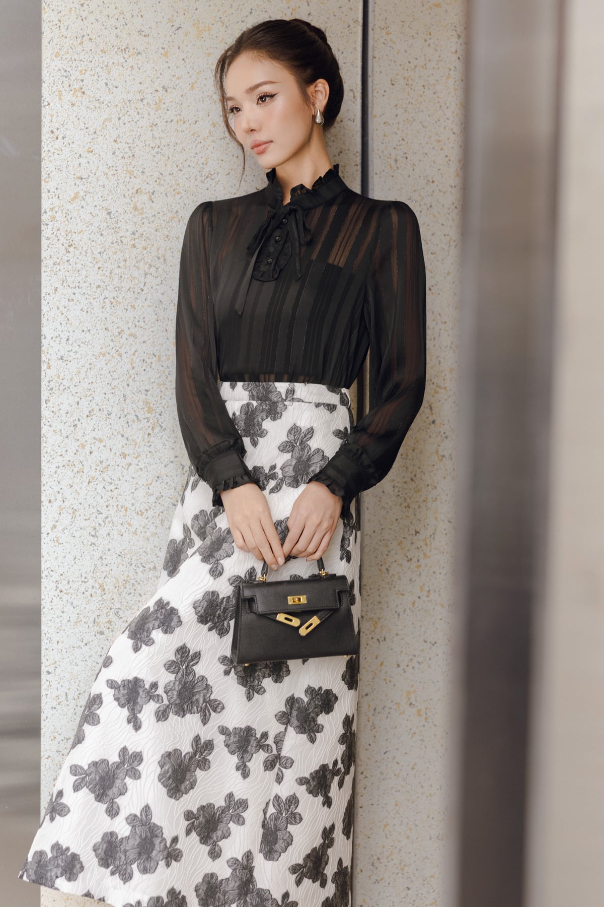 FAS53859 - Áo sơ mi công sở vải voan dập mỏng cổ cao viền ren thắt dây nơ tạo kiểu tay dài phối măng sec kèm áo quây ngực - PANTIO