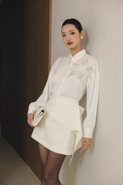 FAS53937 - Áo sơ mi công sở vải lụa dày dáng suông cổ đức tay dài ngực áo đính hoa 3D tạo kiểu cài khuy thân trước - PANTIO
