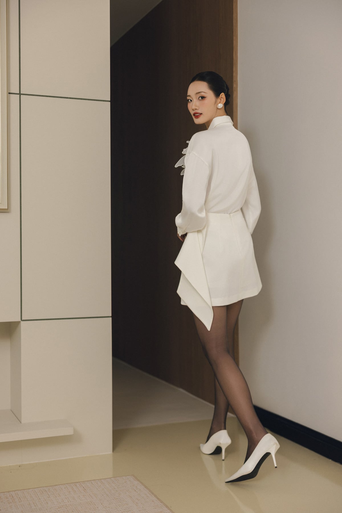 FAS53937 - Áo sơ mi công sở vải lụa dày dáng suông cổ đức tay dài ngực áo đính hoa 3D tạo kiểu cài khuy thân trước - PANTIO