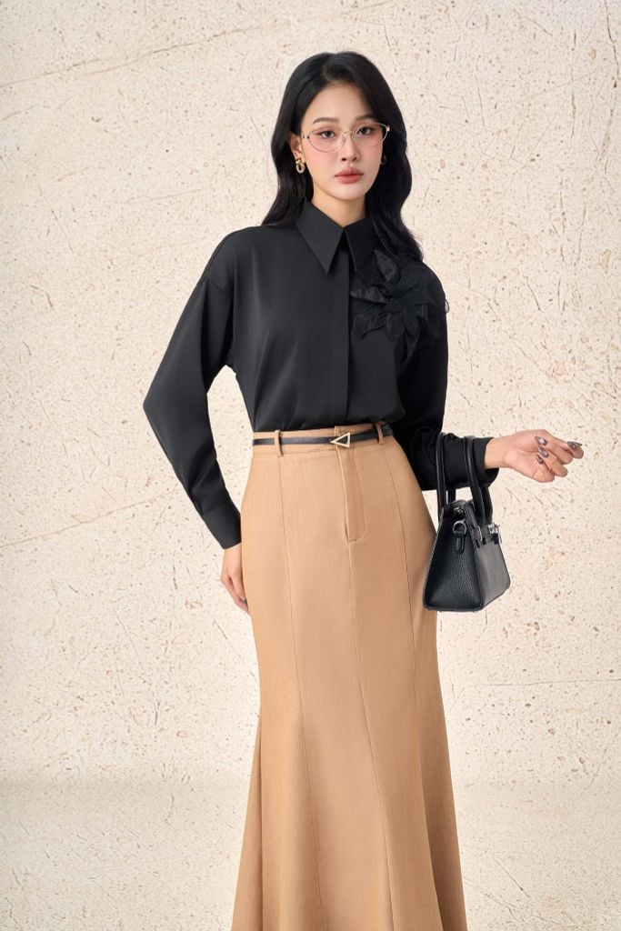 FAS53937 - Áo sơ mi công sở vải lụa dày dáng suông cổ đức tay dài ngực áo đính hoa 3D tạo kiểu cài khuy thân trước - PANTIO