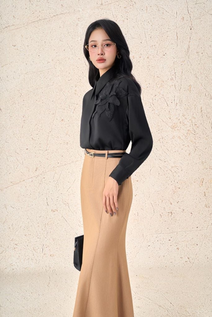 FAS53937 - Áo sơ mi công sở vải lụa dày dáng suông cổ đức tay dài ngực áo đính hoa 3D tạo kiểu cài khuy thân trước - PANTIO