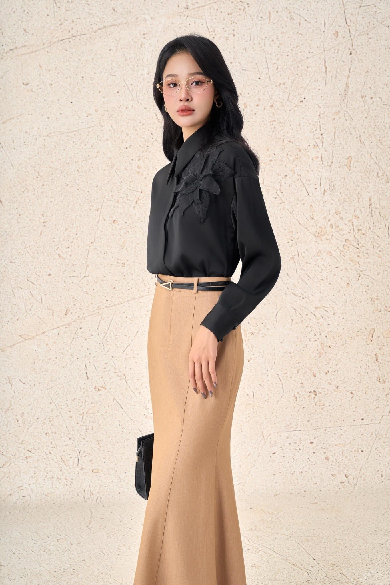 FAS53937 - Áo sơ mi công sở vải lụa dày dáng suông cổ đức tay dài ngực áo đính hoa 3D tạo kiểu cài khuy thân trước - PANTIO