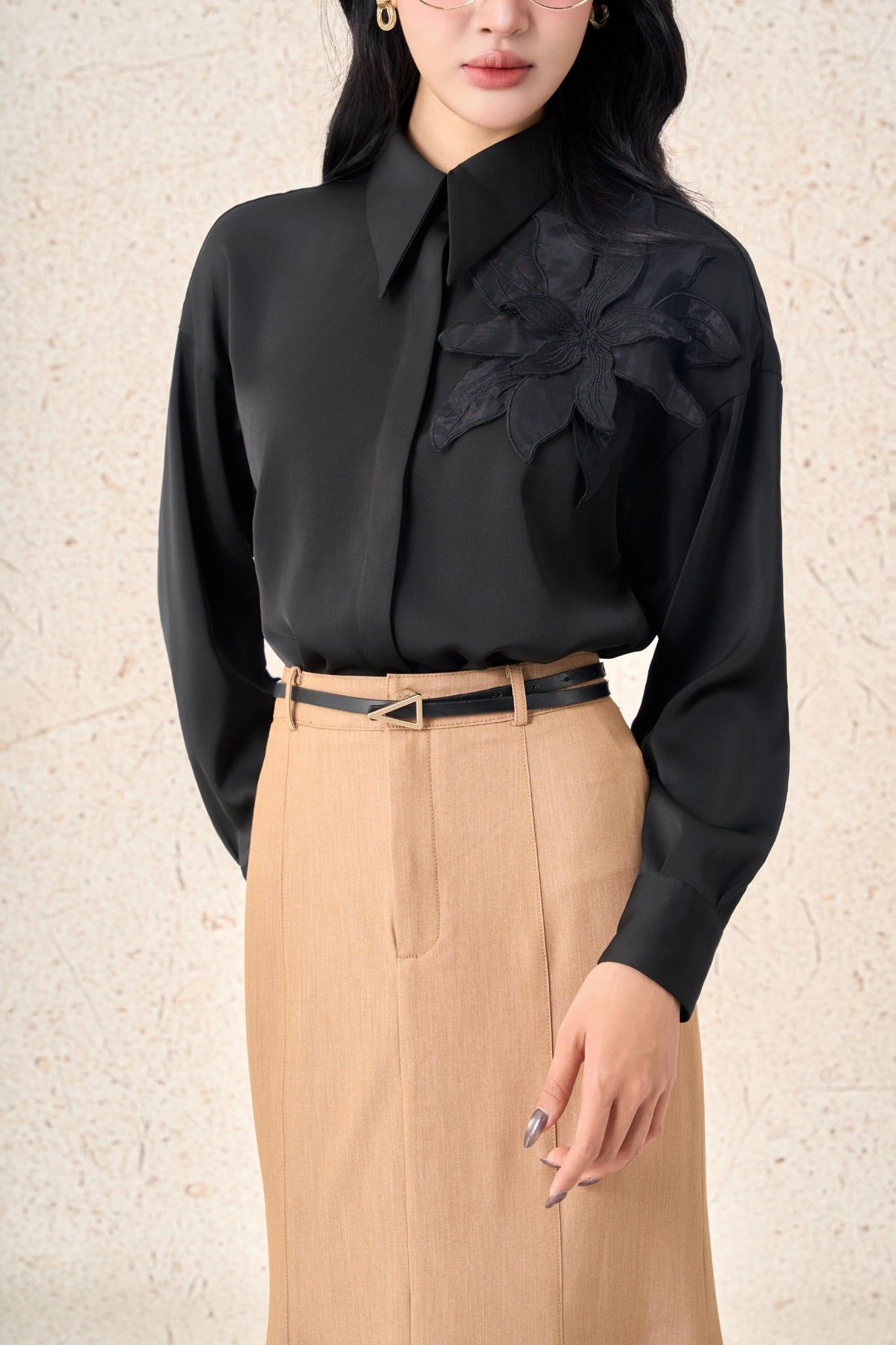 FAS53937 - Áo sơ mi công sở vải lụa dày dáng suông cổ đức tay dài ngực áo đính hoa 3D tạo kiểu cài khuy thân trước - PANTIO