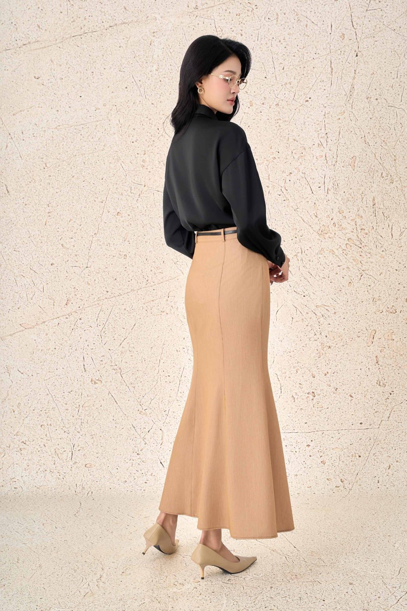 FAS53937 - Áo sơ mi công sở vải lụa dày dáng suông cổ đức tay dài ngực áo đính hoa 3D tạo kiểu cài khuy thân trước - PANTIO