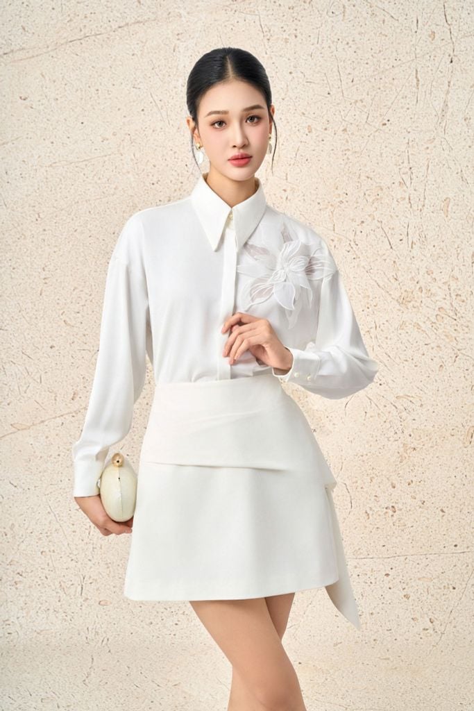 FAS53937 - Áo sơ mi công sở vải lụa dày dáng suông cổ đức tay dài ngực áo đính hoa 3D tạo kiểu cài khuy thân trước - PANTIO