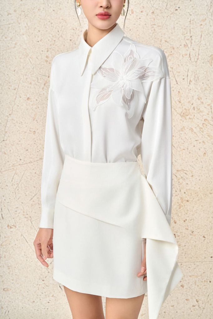 FAS53937 - Áo sơ mi công sở vải lụa dày dáng suông cổ đức tay dài ngực áo đính hoa 3D tạo kiểu cài khuy thân trước - PANTIO