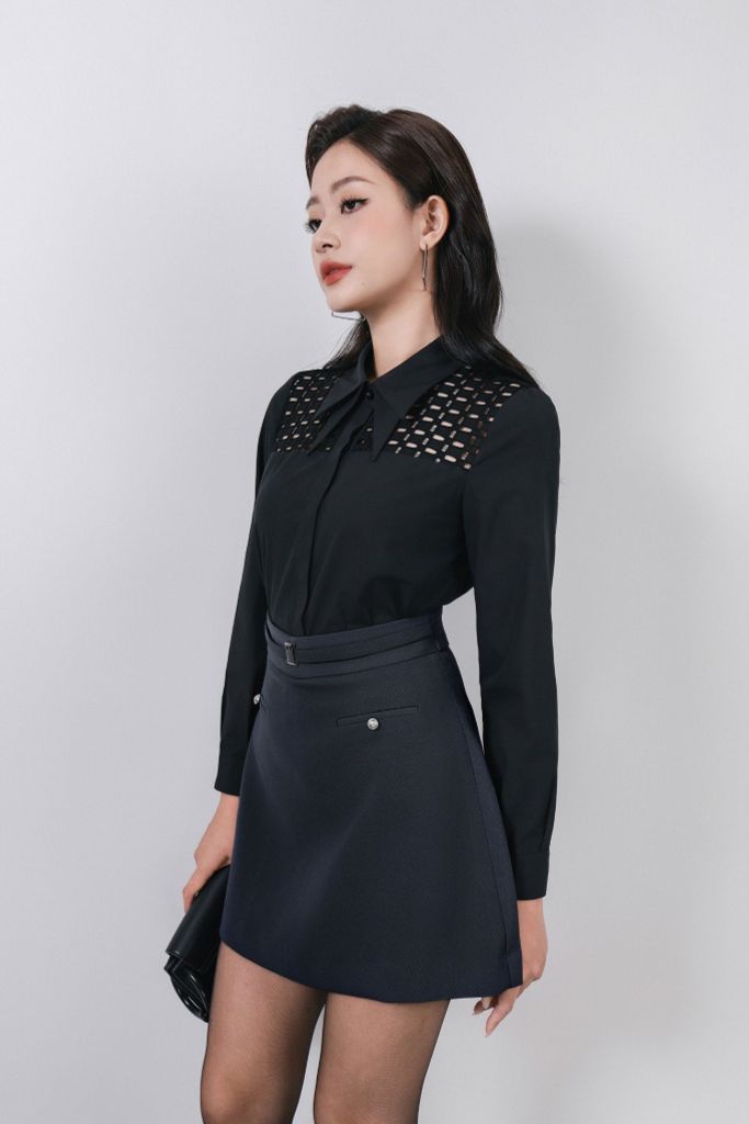 FAS53953 - Áo sơ mi công sở vải thô kate dáng suông cổ kiểu thời trang thân áo phối ren tạo kiểu cài khuy thân trước - PANTIO