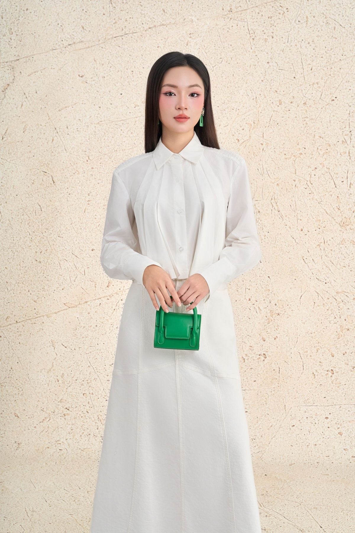 FAS54030 - Áo sơ mi công sở vải thô kate dáng ngắn cổ đức tay dài thân áo xếp ly cách điệu thời trang - PANTIO