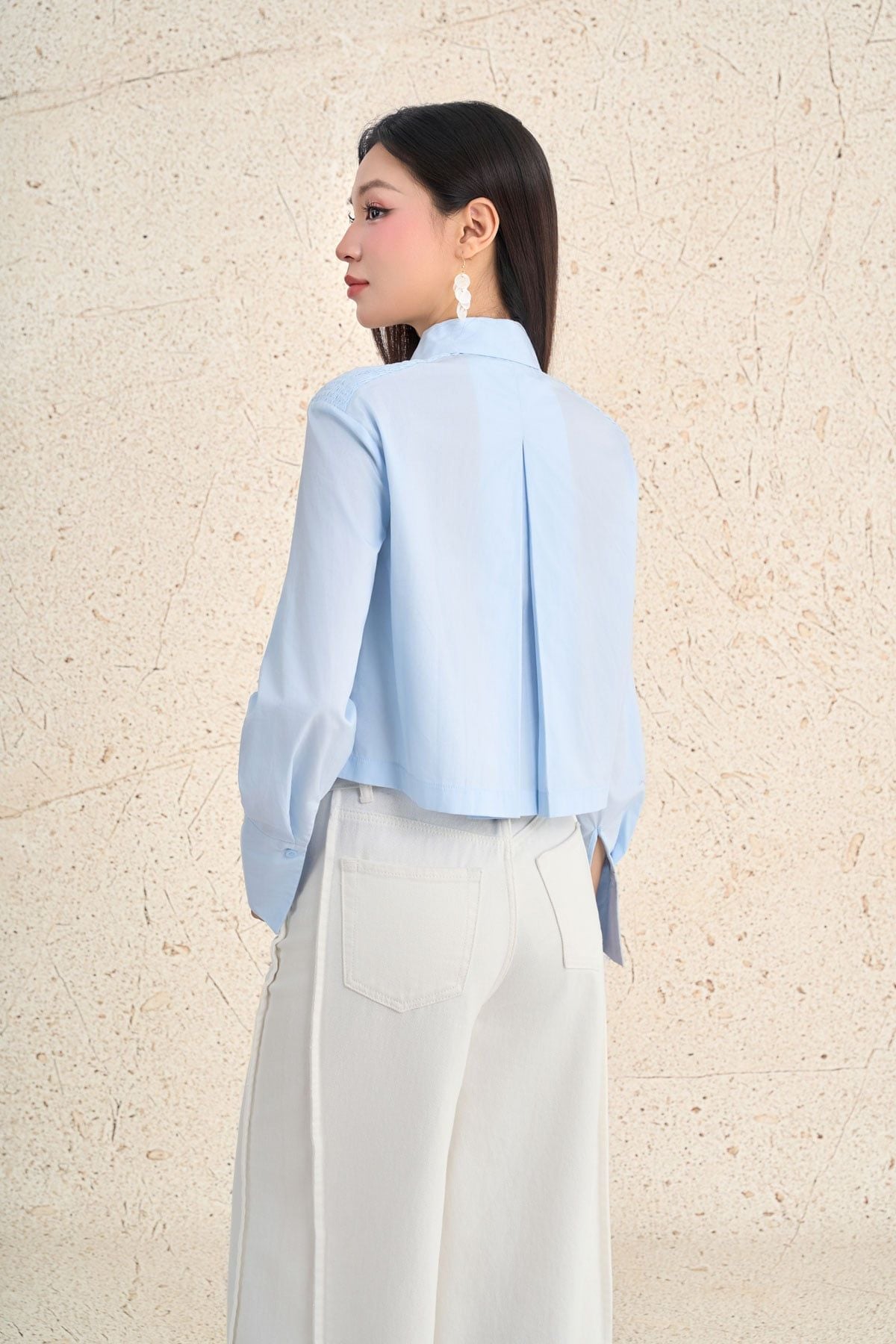 FAS54030 - Áo sơ mi công sở vải thô kate dáng ngắn cổ đức tay dài thân áo xếp ly cách điệu thời trang - PANTIO