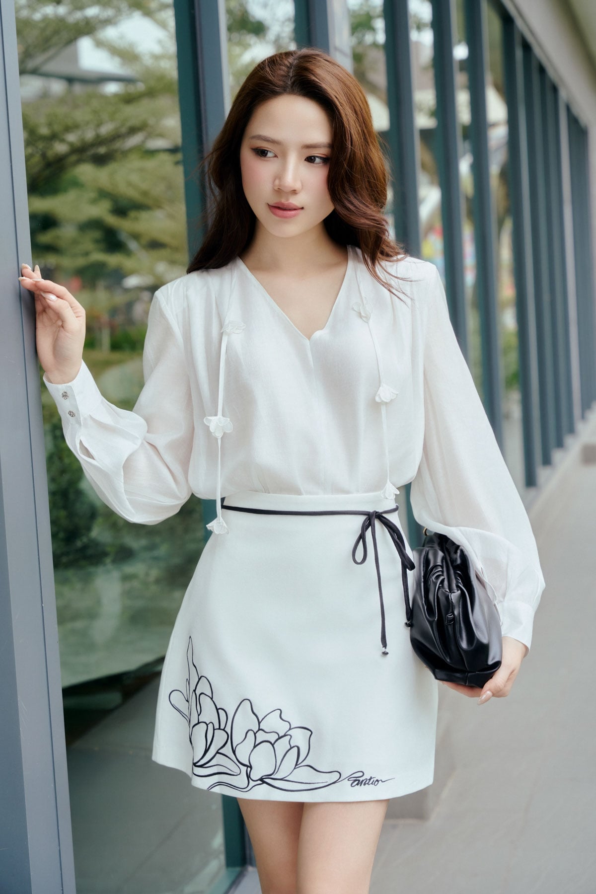 FJN1735 - Chân váy ngắn công sở vải tuytsi dáng chữ A thân váy thêu hoạ tiết eo phối dây thắt nơ tạo kiểu - PANTIO