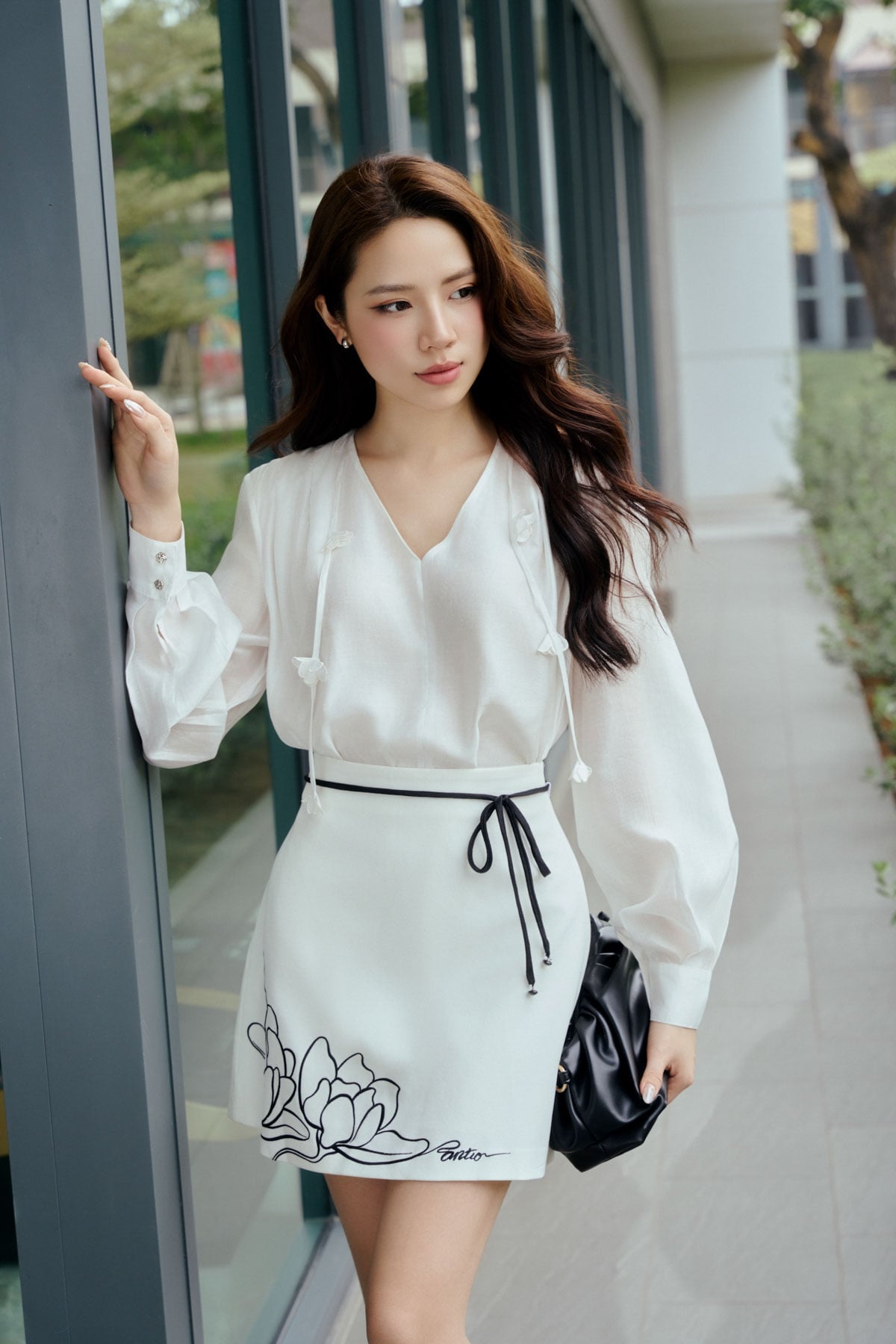 FJN1735 - Chân váy ngắn công sở vải tuytsi dáng chữ A thân váy thêu hoạ tiết eo phối dây thắt nơ tạo kiểu - PANTIO